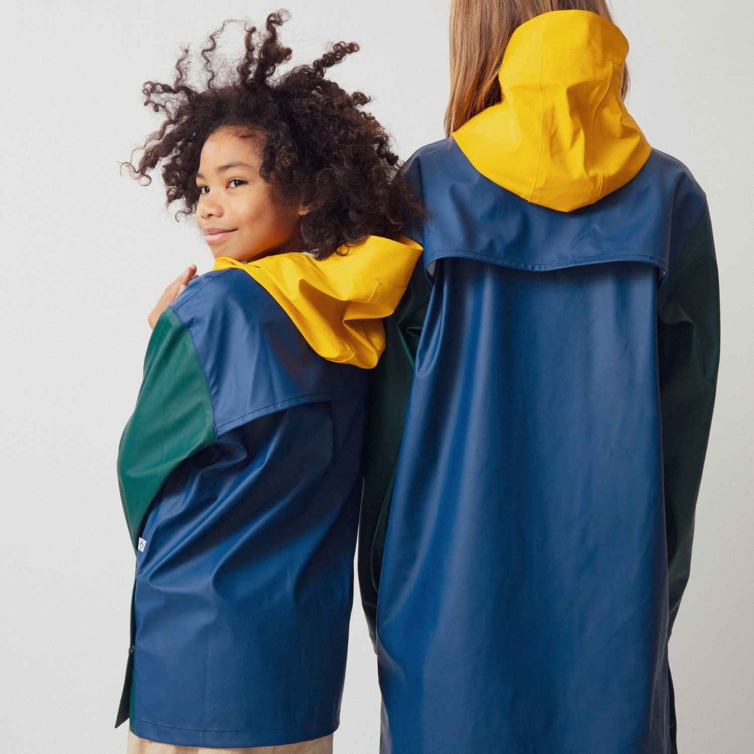 impermeable-mixte-pluie-papa-maman-chamaye-assorti-parent-enfant-kway-papa-fils-cadeau-fete-des-peres-imperméable-mere-fille-cadeau-maman-bebe-matchy-matchy-cadeau-original-famille-broderie-high-five