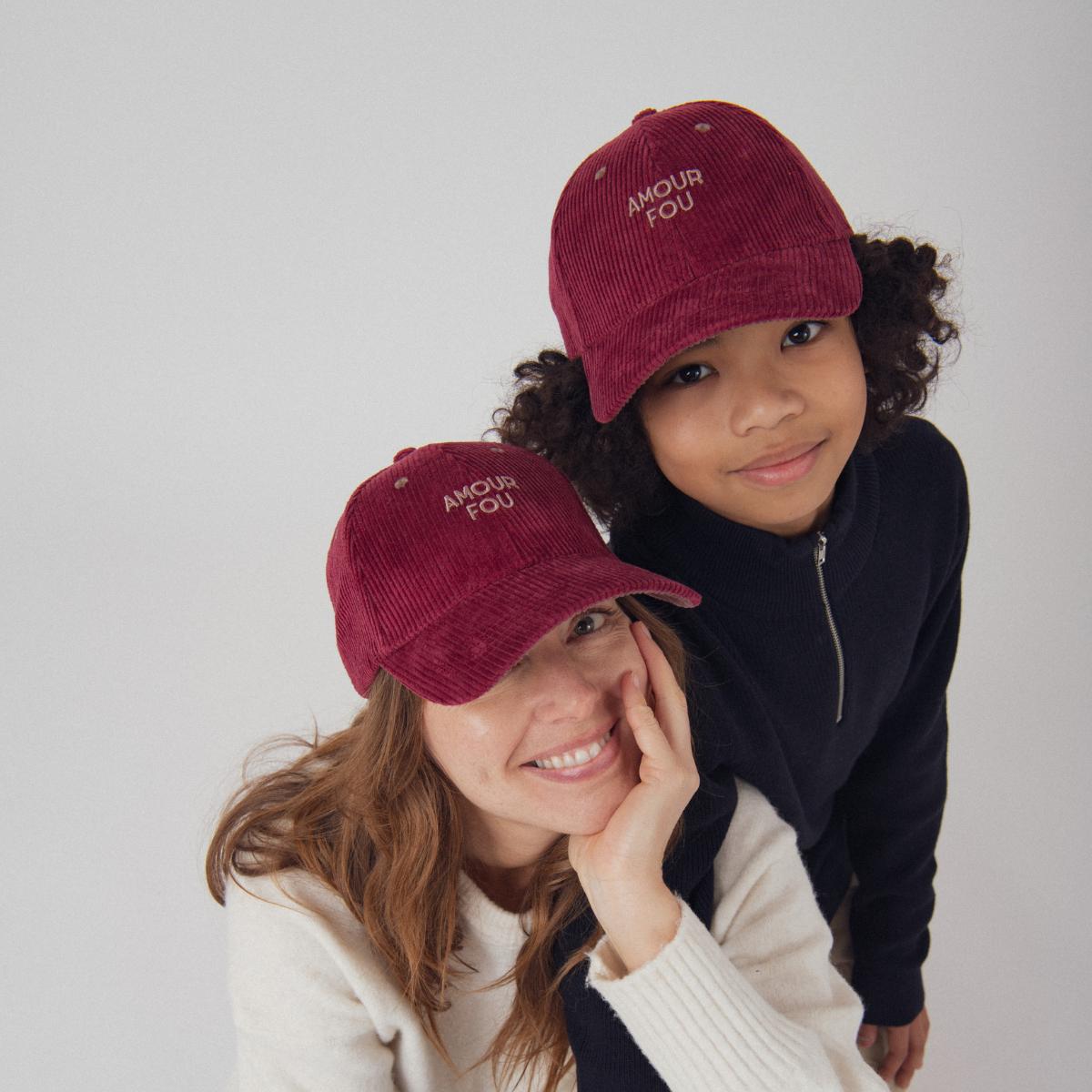 casquette-bebe-enfant-parent-chamaye-assorti-papa-maman-enfant-casquette-papa-fils-cadeau-fete-des-peres-casquette-mere-fille-cadeau-naissance-maman-bebe-cadeau-original-famille-casquette-personnalisable-broderie-amour-fou-bordeaux