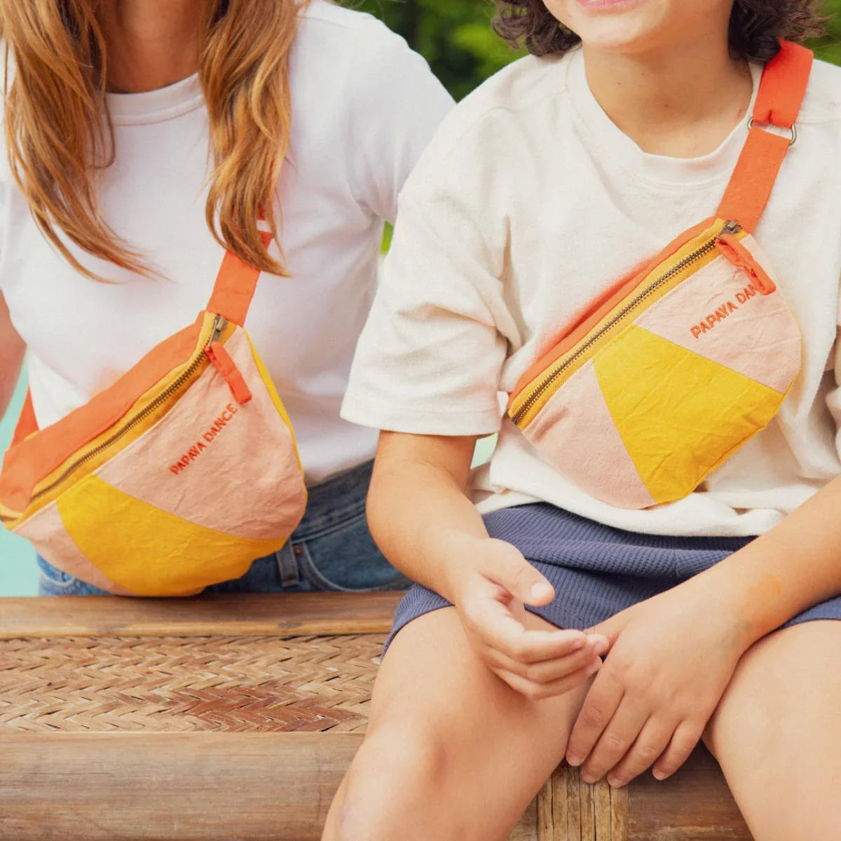 banane-parent-enfant-banane-maman-mixte-enfant-cadeau-été-maman-enfant-cadeau-anniversaire-petite-fille-matchy-matchy-cadeau-famille-cadeau-mere-fille-original-cadeau-mere-fille-pratique-matchy-matchy-cadeaux-fête-des-meres-famille-marque-francaise -motif-papaya-dance