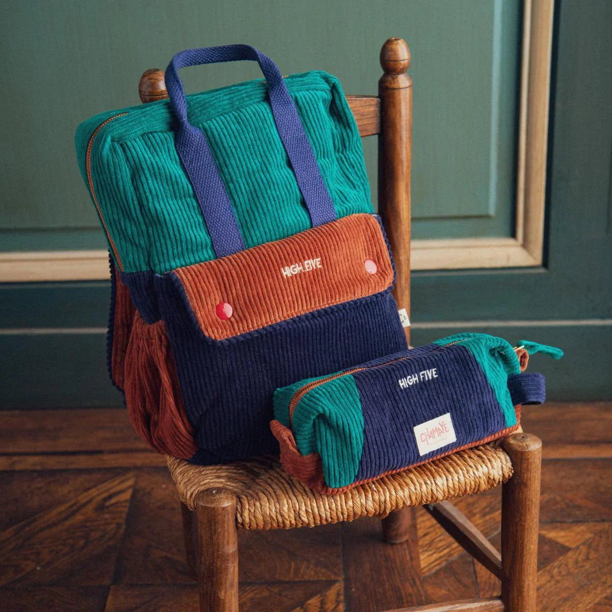 trousse-ecole-enfant-velours-cotele-trousse--mixte-enfant-cadeau-hiver-maman-enfant-cadeau-anniversaire-petit-garcon-matchy-matchy-cadeau-famille-cadeau-pere-fils-original-cadeau-mere-fille-pratique-matchy-matchy-cadeaux-noel-famille-marque-francaise-high-five-bleu