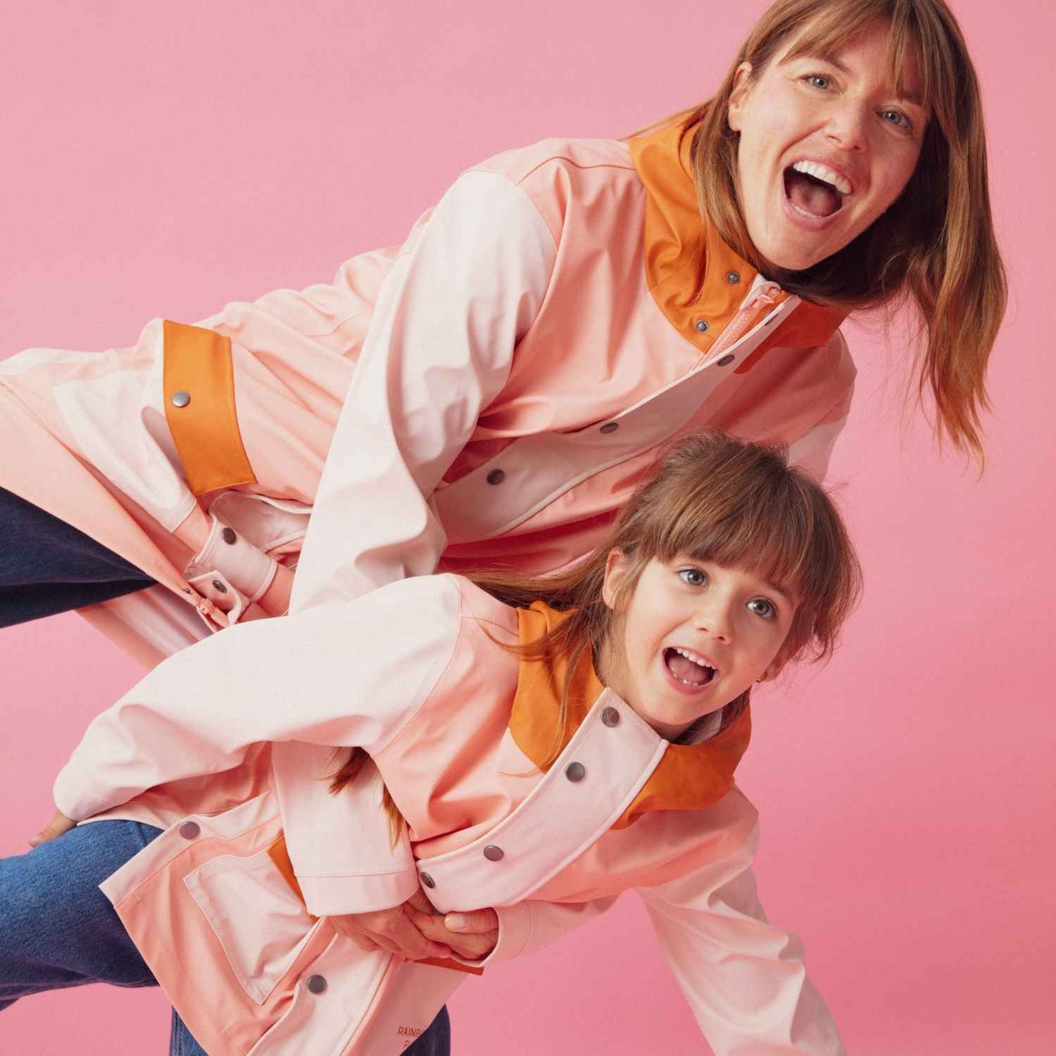 impermeable-rose-pluie-maman-chamaye-assorti-parent-enfant-kway-imperméable-mere-fille-cadeau-fête-des-mères-maman-bebe-matchy-matchy-cadeau-original-famille-broderie-rainbowplease