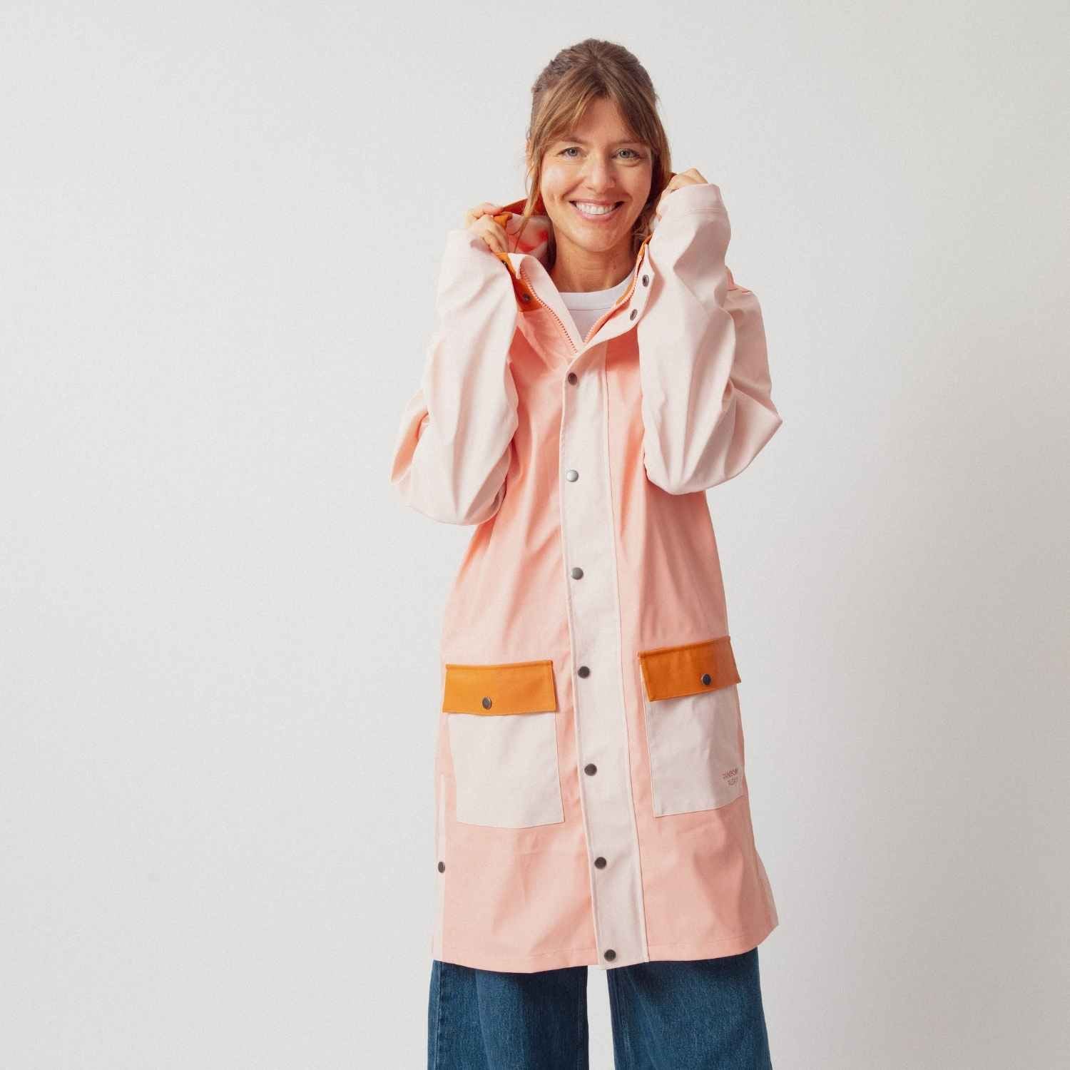 impermeable-rose-pluie-maman-chamaye-assorti-parent-enfant-kway-imperméable-mere-fille-cadeau-fête-des-mères-maman-bebe-matchy-matchy-cadeau-original-famille-broderie-rainbowplease