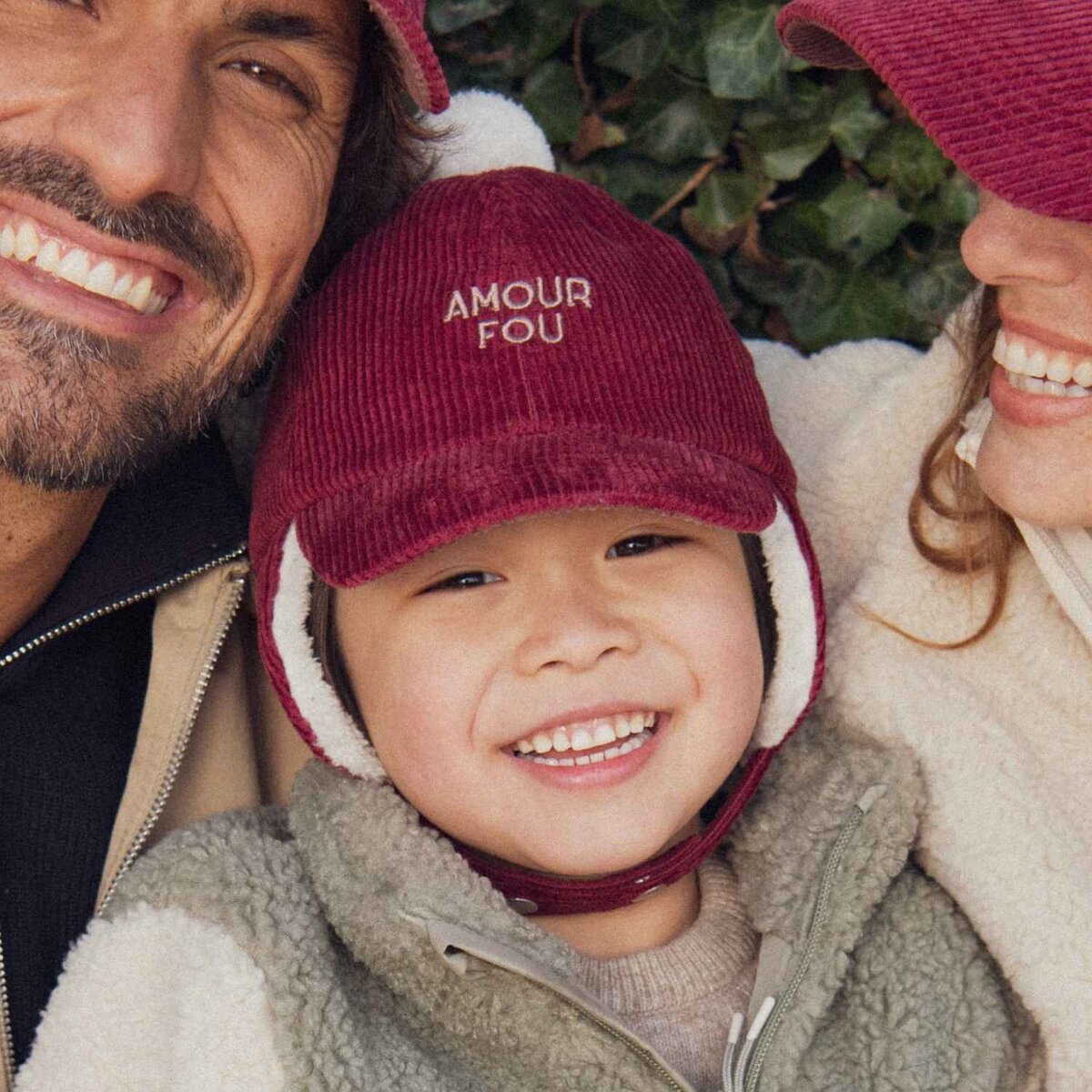 chapka-bebe-enfant-chamaye-assorti-papa-maman-enfant-casquette-papa-fils-cadeau-fete-des-peres-casquette-mere-fille-cadeau-naissance-maman-bebe-cadeau-original-famille-casquette-personnalisable-broderie-amour-fou-bordeaux