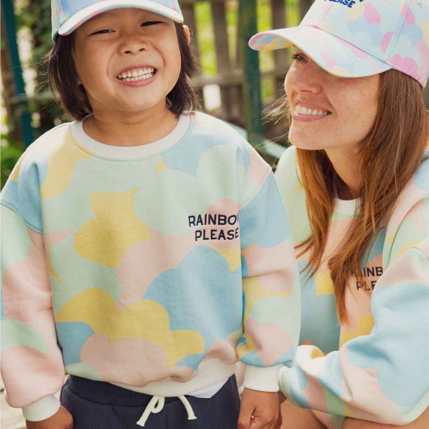 sweat-enfant-adulte-papa-maman-chamaye-assorti-parent-enfant-sac-papa-fils-cadeau-fete-des-meres-pull-mere-fille-cadeau-naissance-maman-matchy-matchy-cadeau-original-famille-broderie-motif-rainbow-please