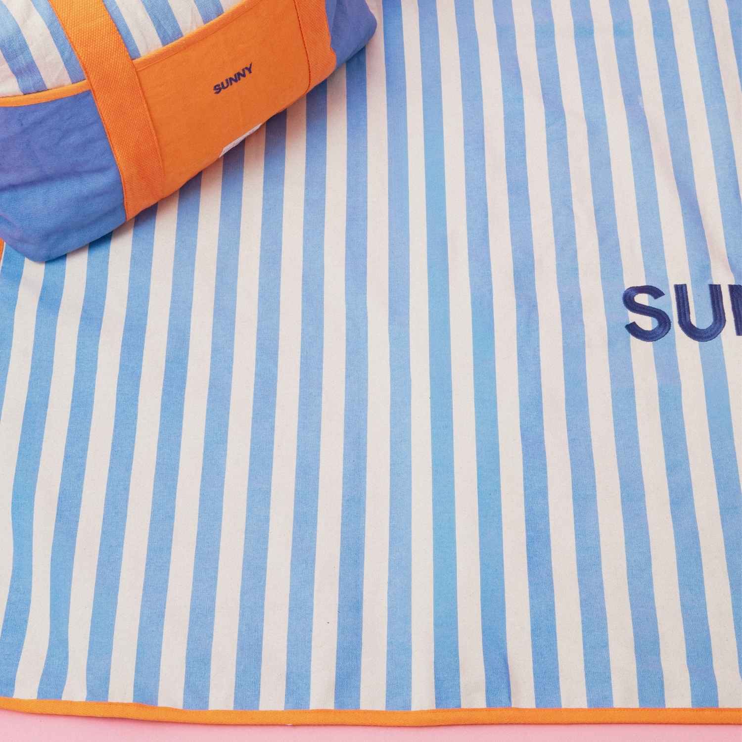 tapis-parent-maman-pique-nique-gouter-plage-maman-mixte-cadeau-été-maman-papa-cadeau-anniversaire-fête-de-mères-matchy-matchy-cadeau-famille-cadeau-pere-fils-original-cadeau-mere-fille-pratique-matchy-matchy-cadeaux-noel-famille-marque-francaise 