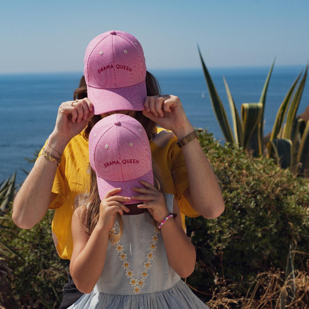 casquette-drama-queen-bebe-enfant-parent-chamaye-assorti-papa-maman-enfant-cabas-papa-fils-cadeau-naissance-maman-bebe-cadeau-original-famille-personnalisable-broderie