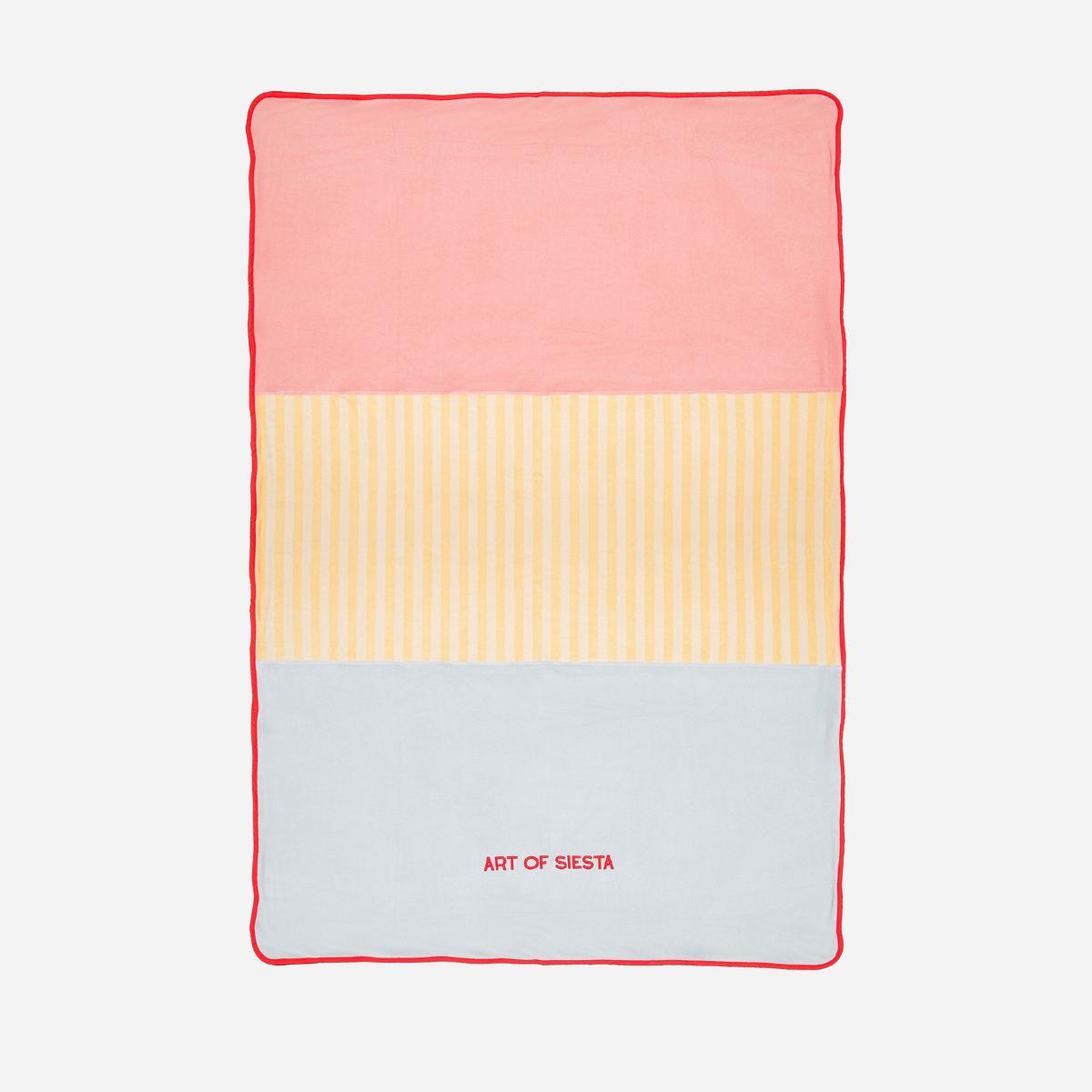 serviette-famille-plage-enfant-éponge-chamaye-assorti-papa-maman-enfant-casquette-papa-fils-cadeau-fete-des-peres-casquette-mere-fille-cadeau-naissance-maman-bebe-cadeau-original-famille-casquette-personnalisable-broderie-art-of-siesta