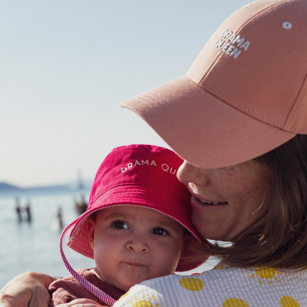 casquette-drama-queen-bebe-enfant-parent-chamaye-assorti-papa-maman-enfant-cabas-papa-fils-cadeau-naissance-maman-bebe-cadeau-original-famille-personnalisable-broderie