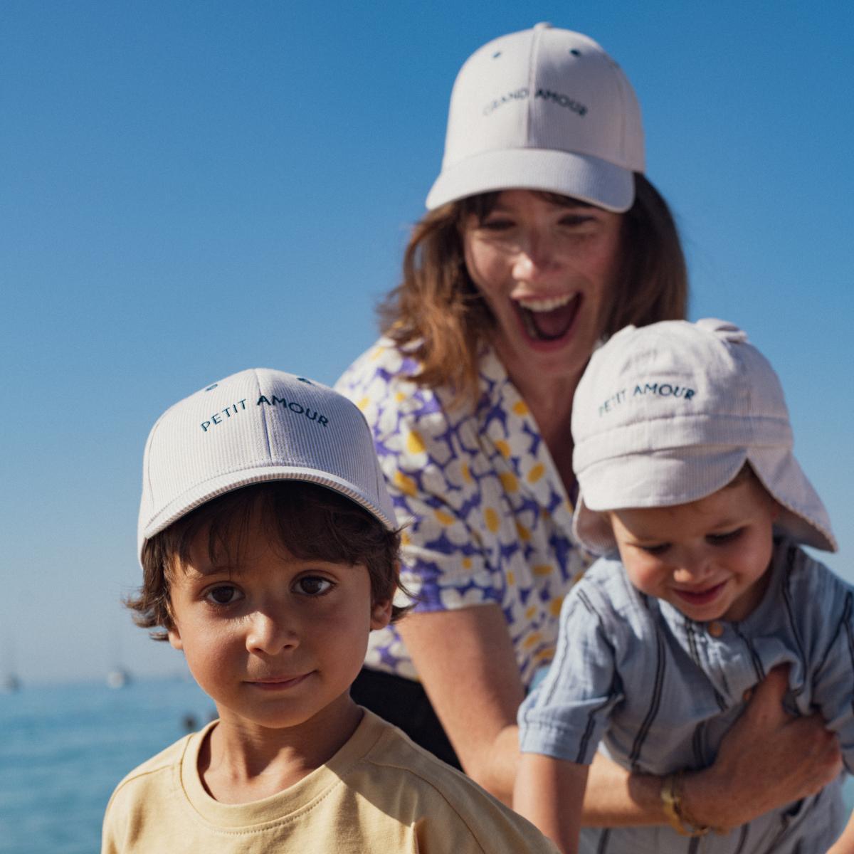 casquette-bebe-enfant-chamaye-assorti-parent-enfant-casquette-papa-fils-cadeau-fete-des-peres-casquette-mere-fille-cadeau-naissance-maman-bebe-matchy-matchy-cadeau-original-famille-broderie-petit-amour-caquette-personnalisable-broderie-rigolote-pour-bebe-enfant-cadeau-de-naissance-personnalisable