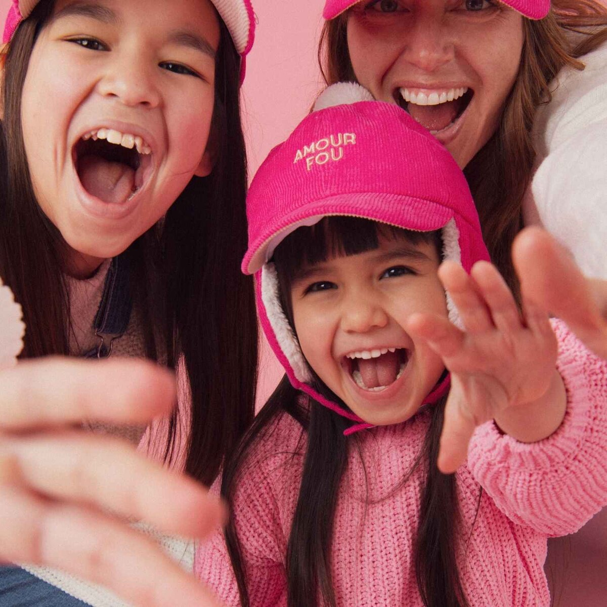 chapka-bebe-enfant-chamaye-assorti-papa-maman-enfant-casquette-papa-fils-cadeau-fete-des-peres-casquette-mere-fille-cadeau-naissance-maman-bebe-cadeau-original-famille-casquette-personnalisable-broderie-amour-fou-rose