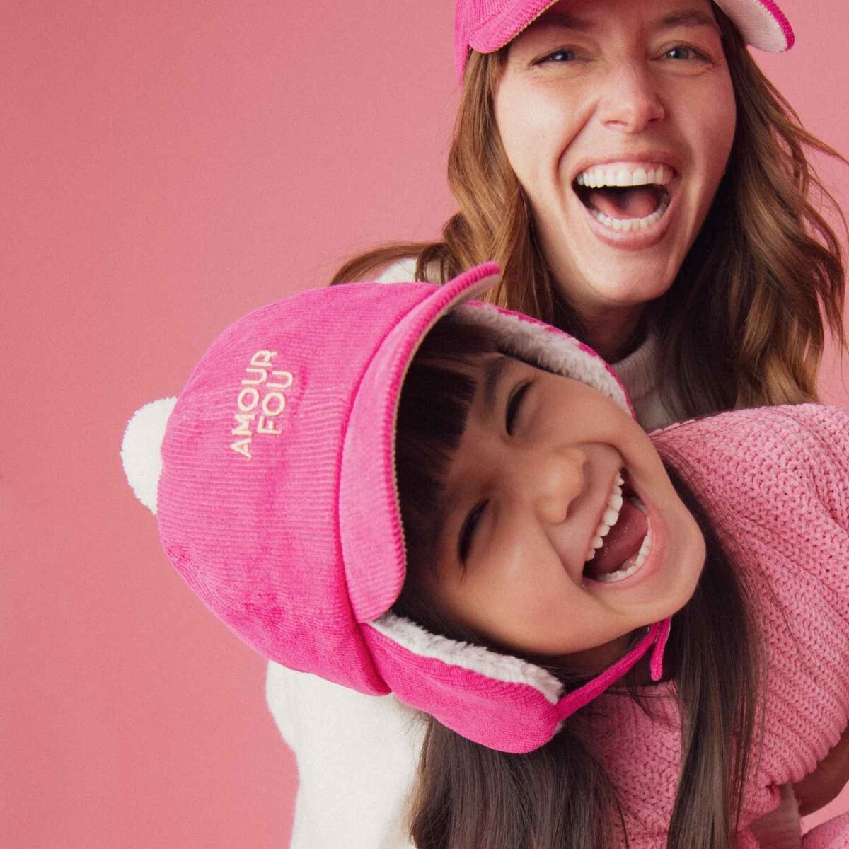 chapka-bebe-enfant-chamaye-assorti-papa-maman-enfant-casquette-papa-fils-cadeau-fete-des-peres-casquette-mere-fille-cadeau-naissance-maman-bebe-cadeau-original-famille-casquette-personnalisable-broderie-amour-fou-rose