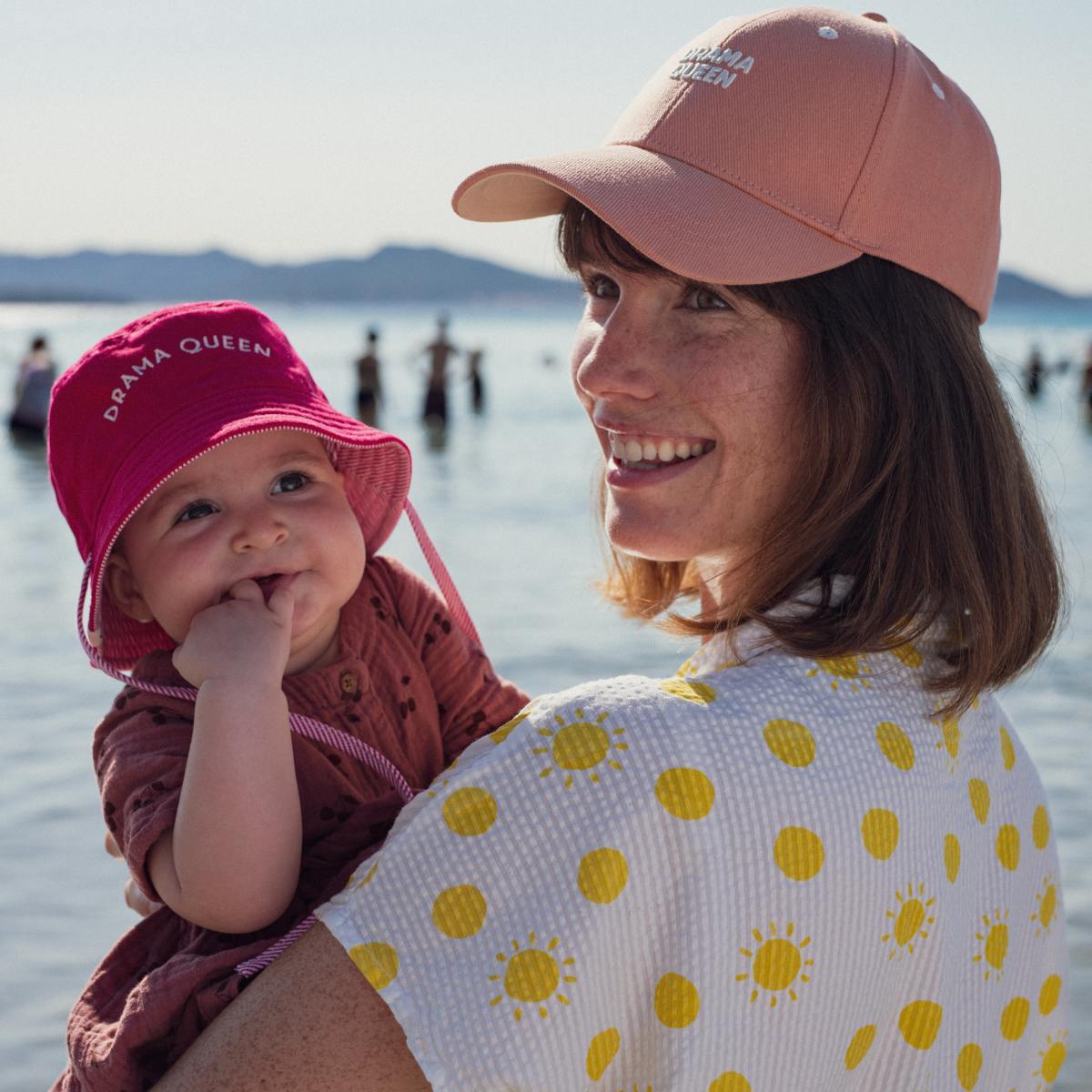 casquette-drama-queen-bebe-enfant-parent-chamaye-assorti-papa-maman-enfant-cabas-papa-fils-cadeau-naissance-maman-bebe-cadeau-original-famille-personnalisable-broderie