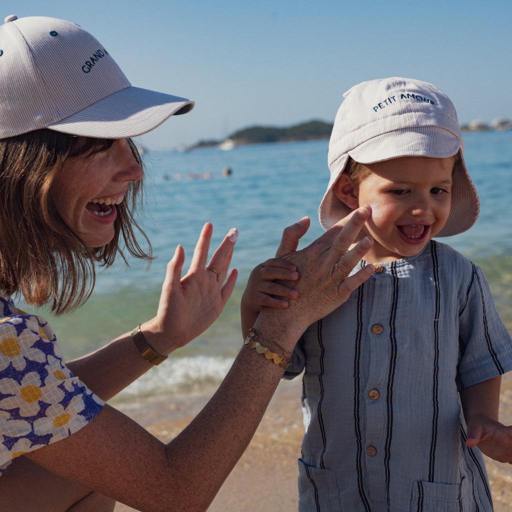 chapeau-soleil-anti-uv-bebe-proteger-nouveau-ne-soleil-casquette-bebe-enfant-parent-chamaye-assorti-papa-maman-enfant-casquette-papa-fils-cadeau-fete-des-peres-casquette-mere-fille-cadeau-naissance-maman-bebe-cadeau-original-famille-matchy-matchy-chapeau-soleil-anti-uv-bebe-casquette-garcon-personnalisable-casquette-fille-broderie-petit-amour