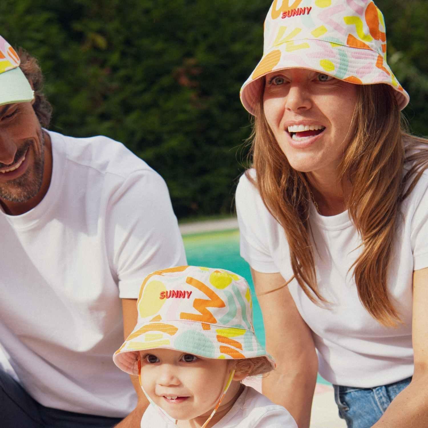 bob-bebe-enfant-parent-chamaye-assorti-papa-maman-enfant-bob-papa-fils-cadeau-fete-des-peres-casquette-mere-fille-cadeau-naissance-maman-bebe-cadeau-original-famille-bob-personnalisable-broderie-sunny-motif-multicolore