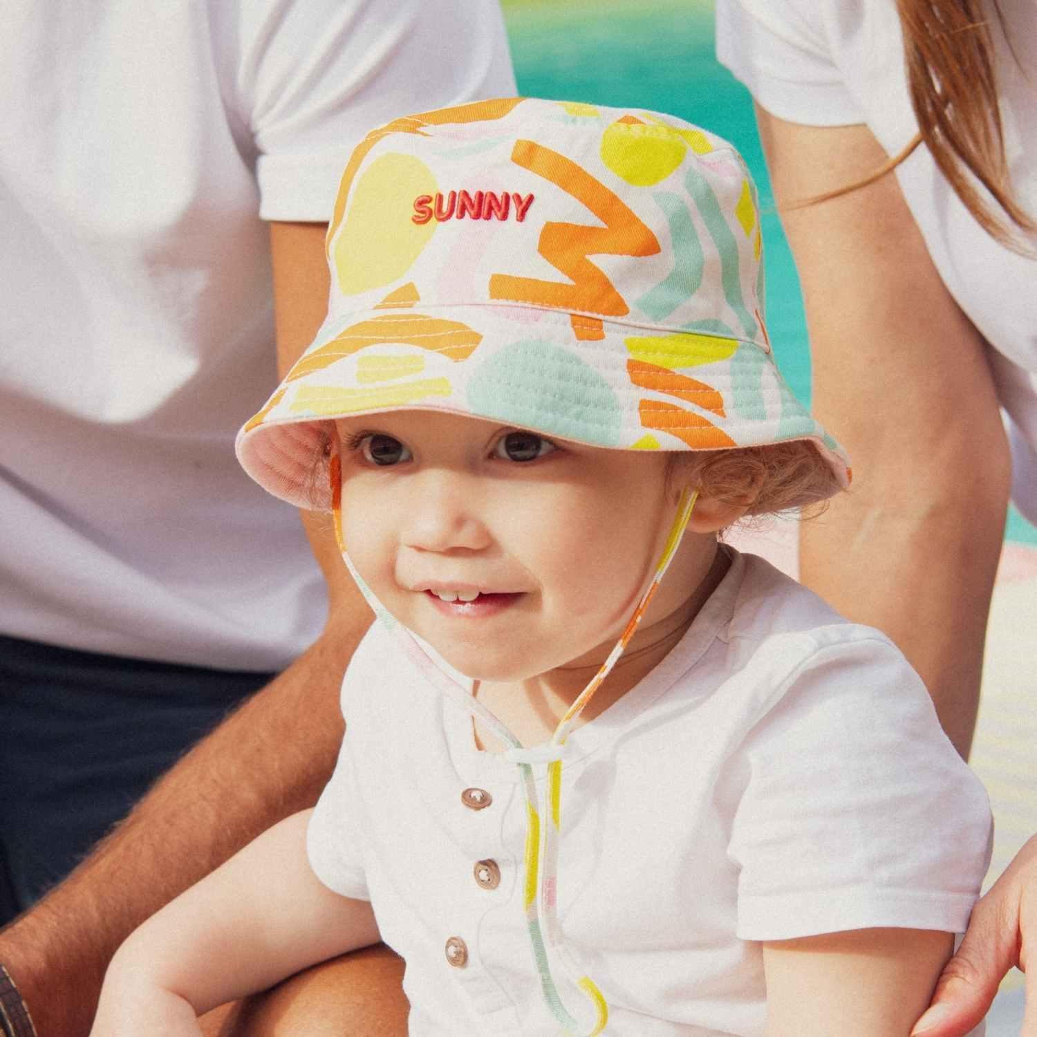 bob-bebe-enfant-parent-chamaye-assorti-papa-maman-enfant-bob-papa-fils-cadeau-fete-des-peres-casquette-mere-fille-cadeau-naissance-maman-bebe-cadeau-original-famille-bob-personnalisable-broderie-sunny-motif-multicolore