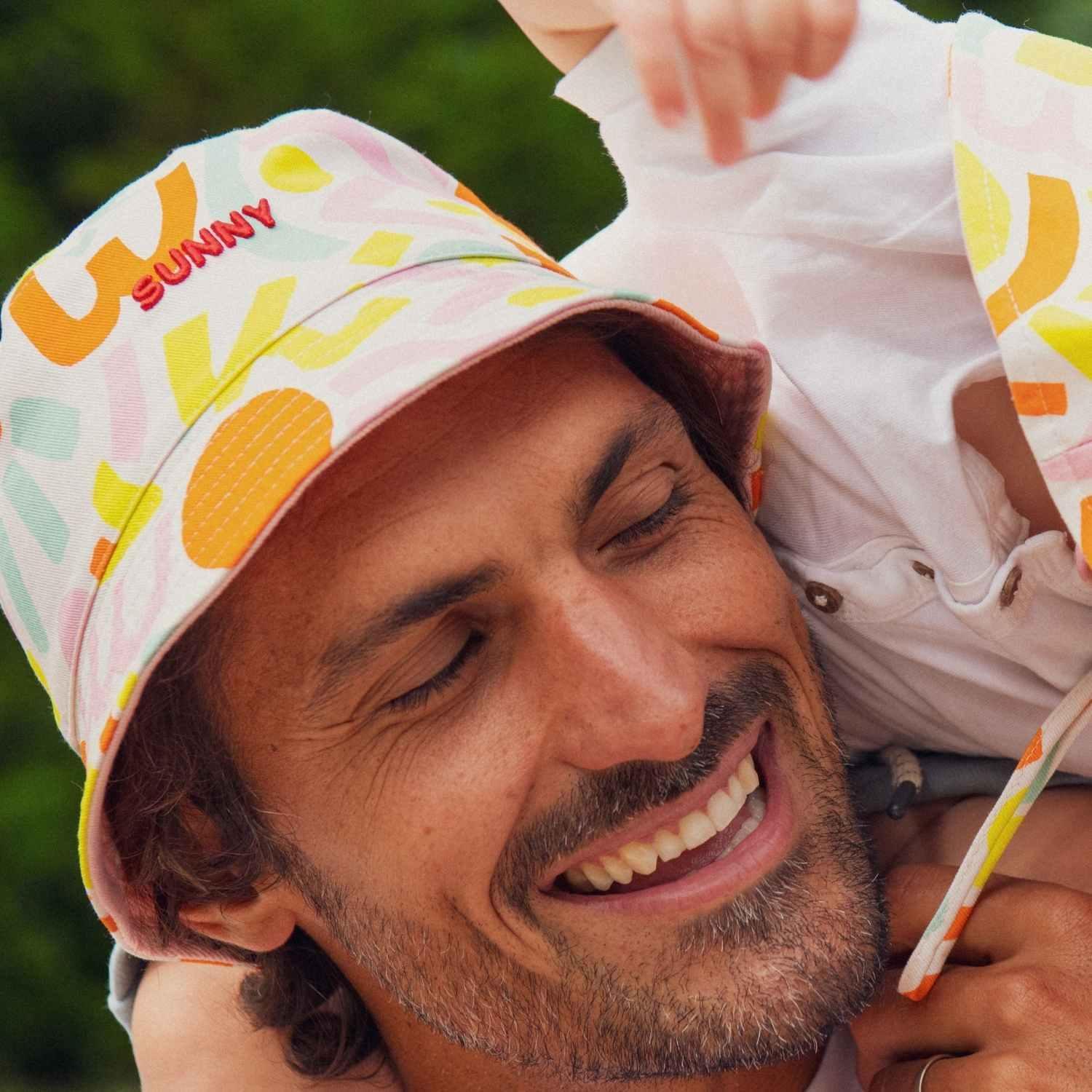 bob-bebe-enfant-parent-chamaye-assorti-papa-maman-enfant-bob-papa-fils-cadeau-fete-des-peres-casquette-mere-fille-cadeau-naissance-maman-bebe-cadeau-original-famille-bob-personnalisable-broderie-sunny-motif-multicolore