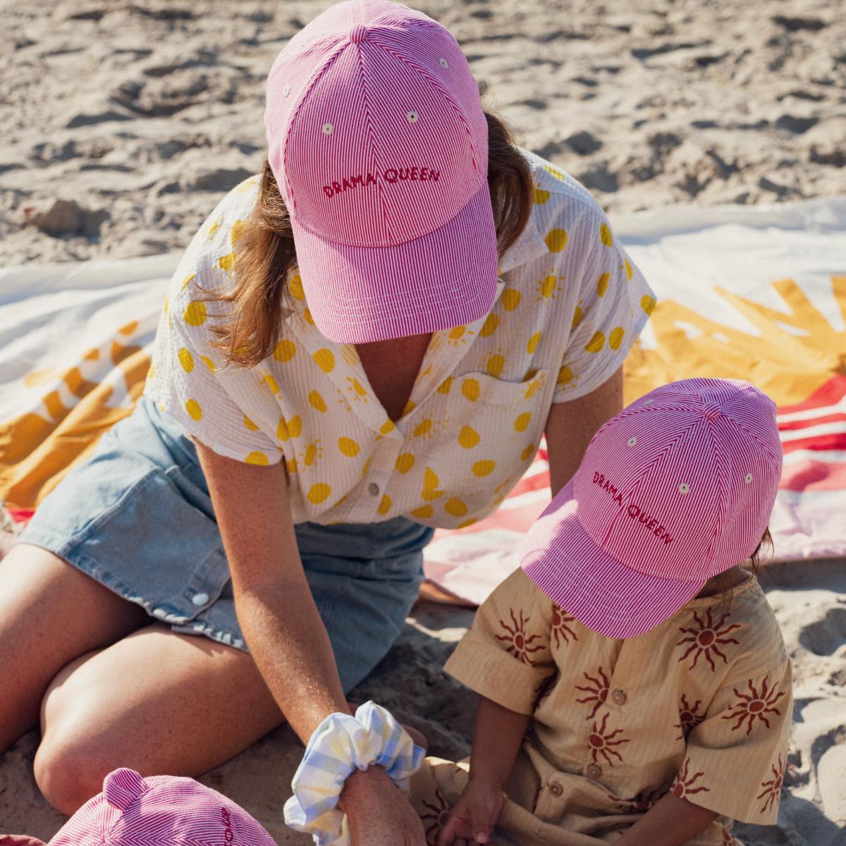 casquette-drama-queen-bebe-enfant-parent-chamaye-assorti-papa-maman-enfant-cabas-papa-fils-cadeau-naissance-maman-bebe-cadeau-original-famille-personnalisable-broderie