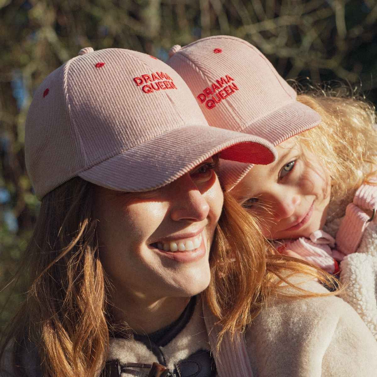 casquette-bebe-enfant-parent-chamaye-assorti-papa-maman-enfant-casquette-papa-fils-cadeau-fete-des-peres-casquette-mere-fille-cadeau-naissance-maman-bebe-cadeau-original-famille-casquette-personnalisable-broderie-drama-queen