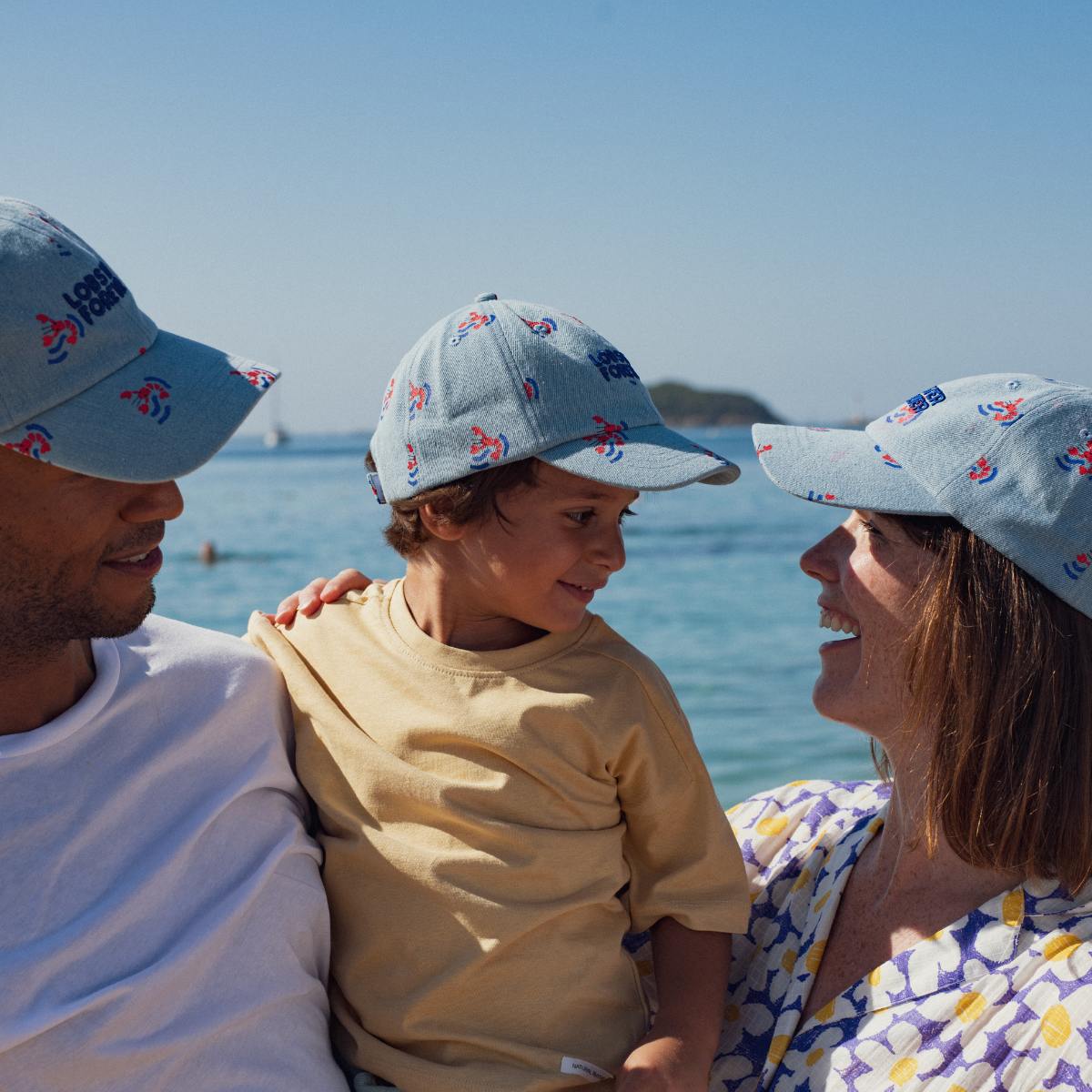 casquette-lobster-forever-bebe-enfant-parent-chamaye-assorti-papa-maman-enfant-cabas-papa-fils-cadeau-naissance-maman-bebe-cadeau-original-famille-casquette-brodée-personnalisable-broderie-homards