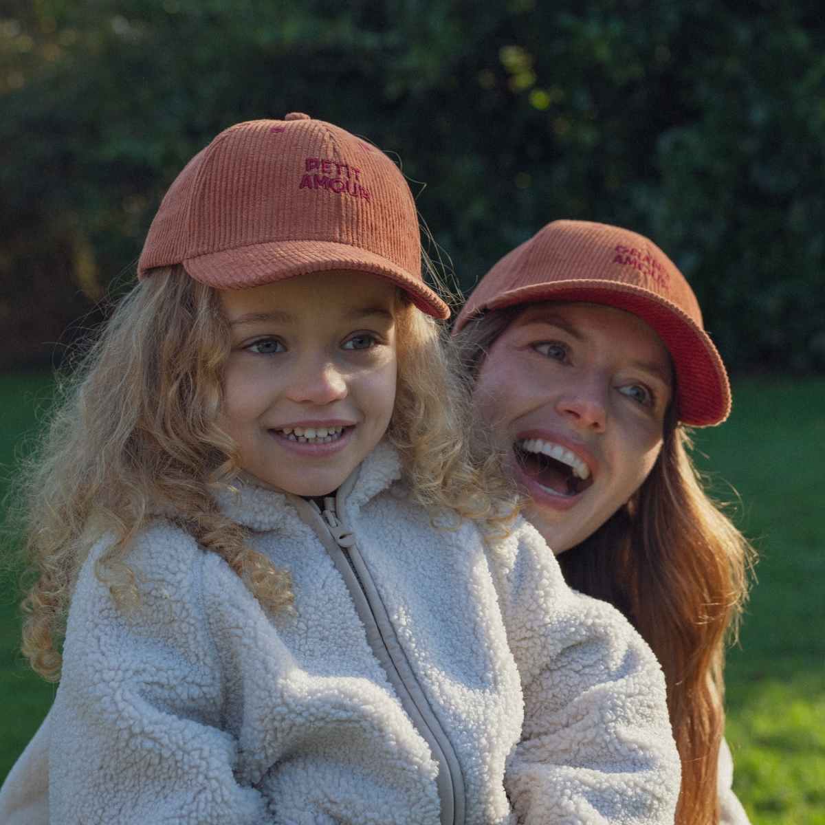 casquette-bebe-enfant-parent-chamaye-assorti-papa-maman-enfant-casquette-papa-fils-cadeau-fete-des-peres-casquette-mere-fille-cadeau-naissance-maman-bebe-cadeau-original-famille-casquette-personnalisable-broderie-grand-petit-amour