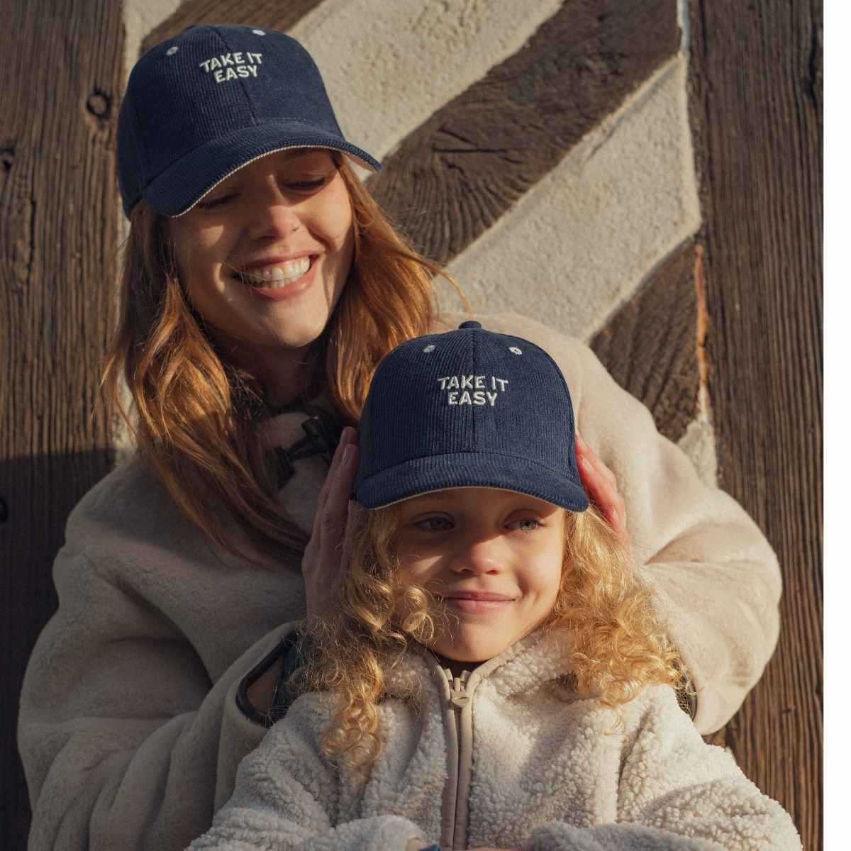casquette-bebe-enfant-parent-chamaye-assorti-papa-maman-enfant-casquette-papa-fils-cadeau-fete-des-peres-casquette-mere-fille-cadeau-naissance-maman-bebe-cadeau-original-famille-casquette-personnalisable-broderie-take-it-easy