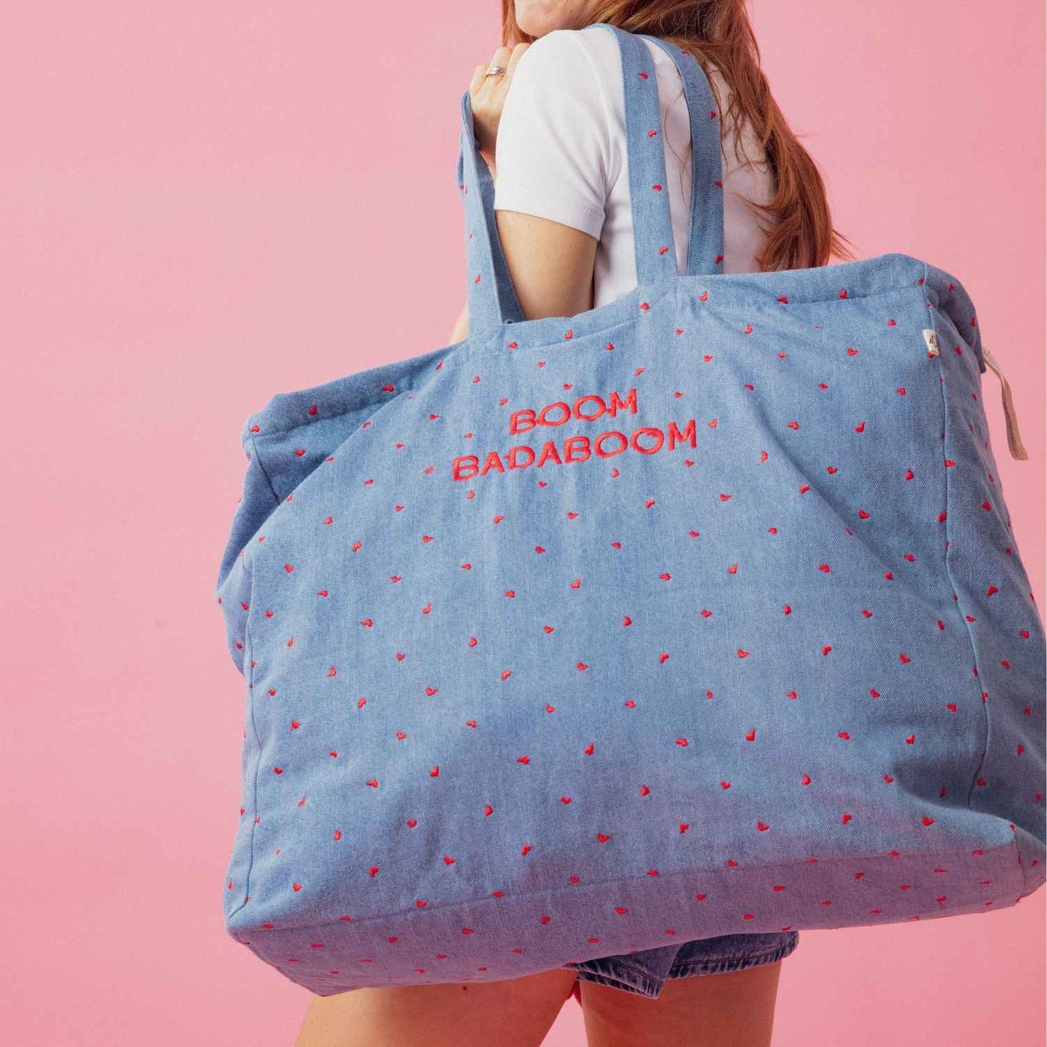 sac-cabas-parent-maman-maxi-cabas-gouter-plage-maman-mixte-cadeau-été-maman-papa-cadeau-anniversaire-fête-de-mères-matchy-matchy-cadeau-famille-cadeau-pere-fils-original-cadeau-mere-fille-pratique-matchy-matchy-cadeaux-noel-famille-marque-francaise-coeurs-motif-boom-badaboom