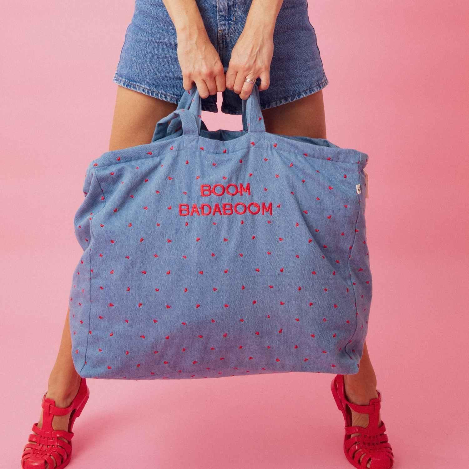 sac-cabas-parent-maman-maxi-cabas-gouter-plage-maman-mixte-cadeau-été-maman-papa-cadeau-anniversaire-fête-de-mères-matchy-matchy-cadeau-famille-cadeau-pere-fils-original-cadeau-mere-fille-pratique-matchy-matchy-cadeaux-noel-famille-marque-francaise-coeurs-motif-boom-badaboom