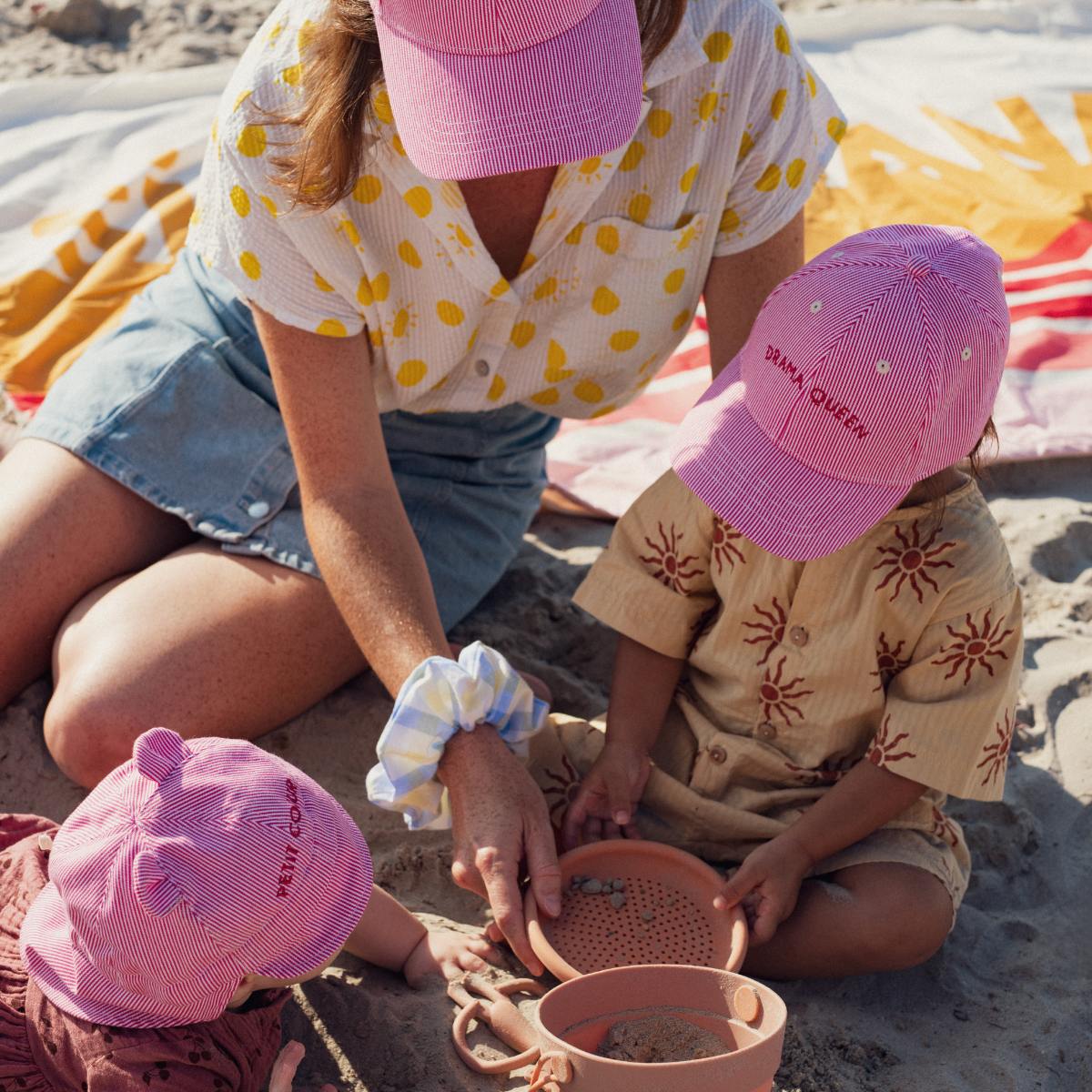 chapeau-soleil-bebe-enfant-parent-chamaye-assorti-papa-maman-enfant-trousse-papa-fils-cadeau-naissance-maman-bebe-cadeau-original-famille-chapeau-personnalisable-broderie-petit-coeur