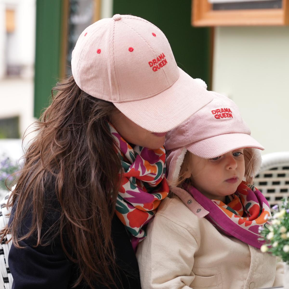 casquette-bebe-enfant-parent-chamaye-assorti-papa-maman-enfant-casquette-papa-fils-cadeau-fete-des-peres-casquette-mere-fille-cadeau-naissance-maman-bebe-cadeau-original-famille-casquette-personnalisable-broderie-drama-queen