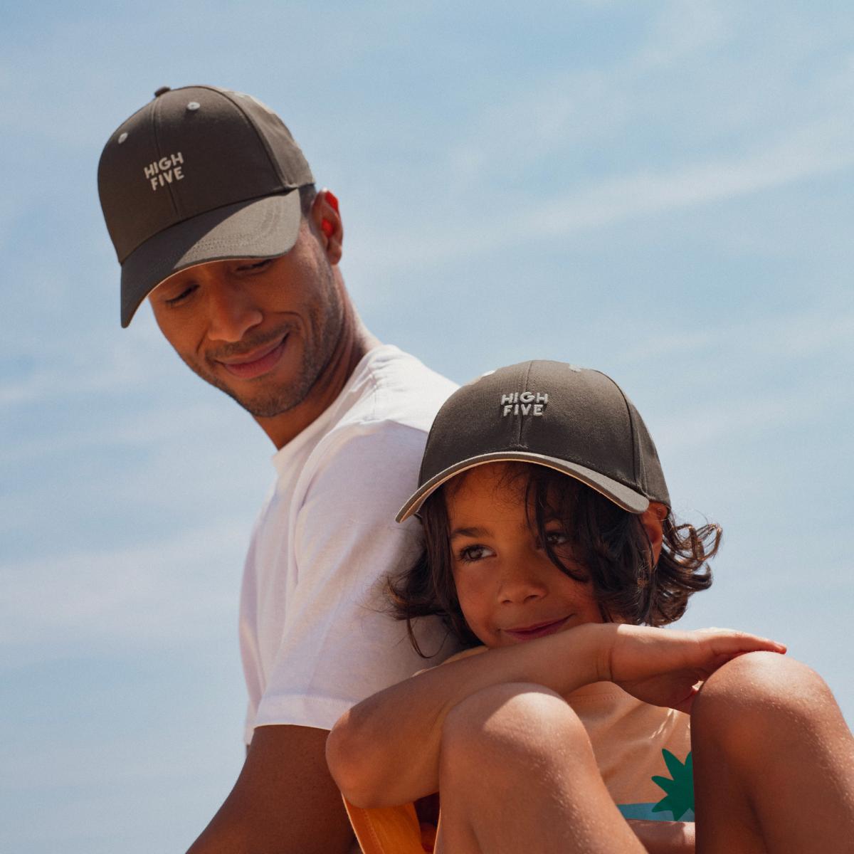 casquette-high-five-bebe-enfant-parent-chamaye-assorti-papa-maman-enfant-casquette-papa-fils-cadeau-naissance-maman-bebe-cadeau-original-famille-casquette-personnalisable-broderie