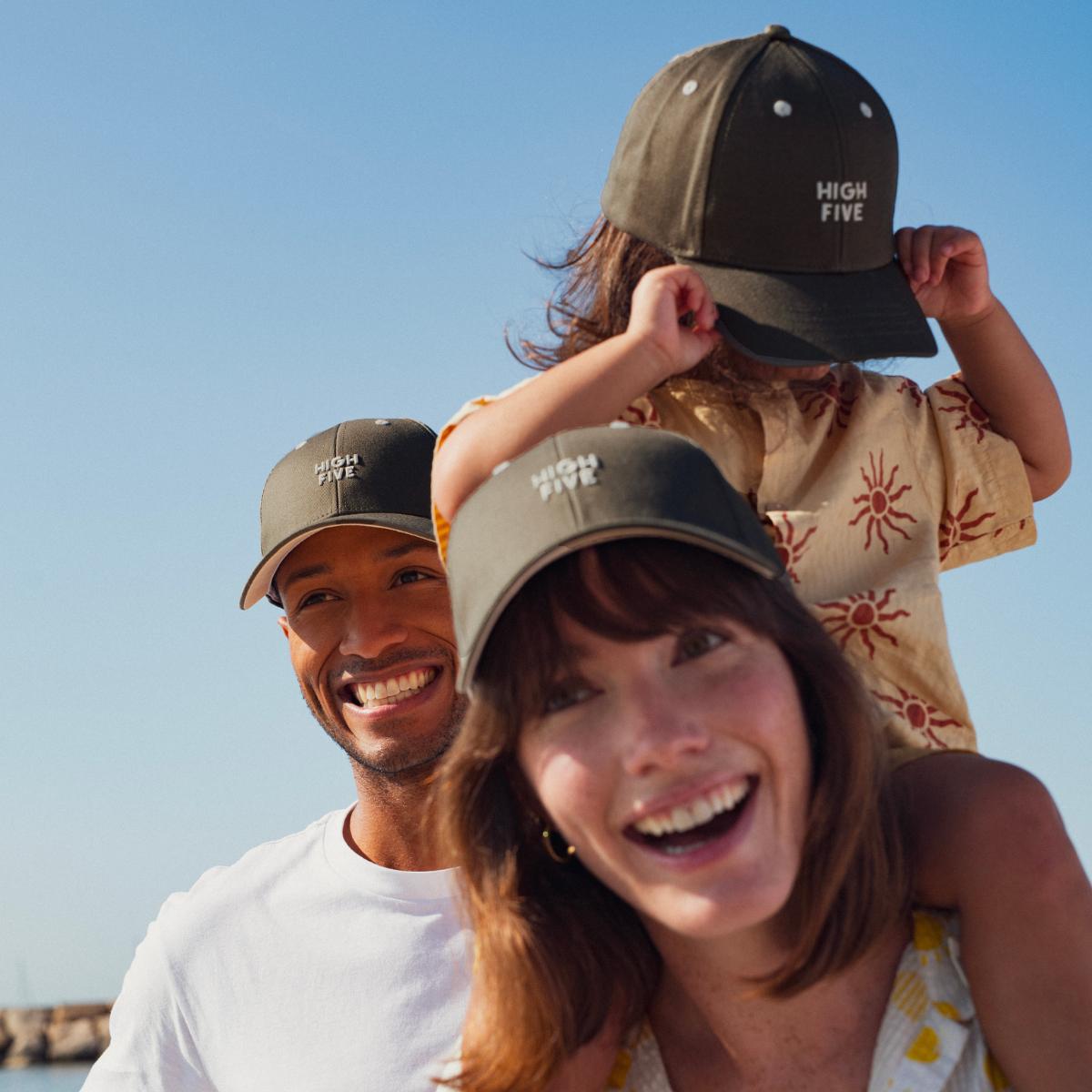 casquette-high-five-bebe-enfant-parent-chamaye-assorti-papa-maman-enfant-casquette-papa-fils-cadeau-naissance-maman-bebe-cadeau-original-famille-casquette-personnalisable-broderie