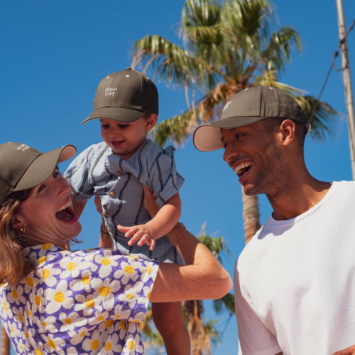 casquette-high-five-bebe-enfant-parent-chamaye-assorti-papa-maman-enfant-casquette-papa-fils-cadeau-naissance-maman-bebe-cadeau-original-famille-casquette-personnalisable-broderie