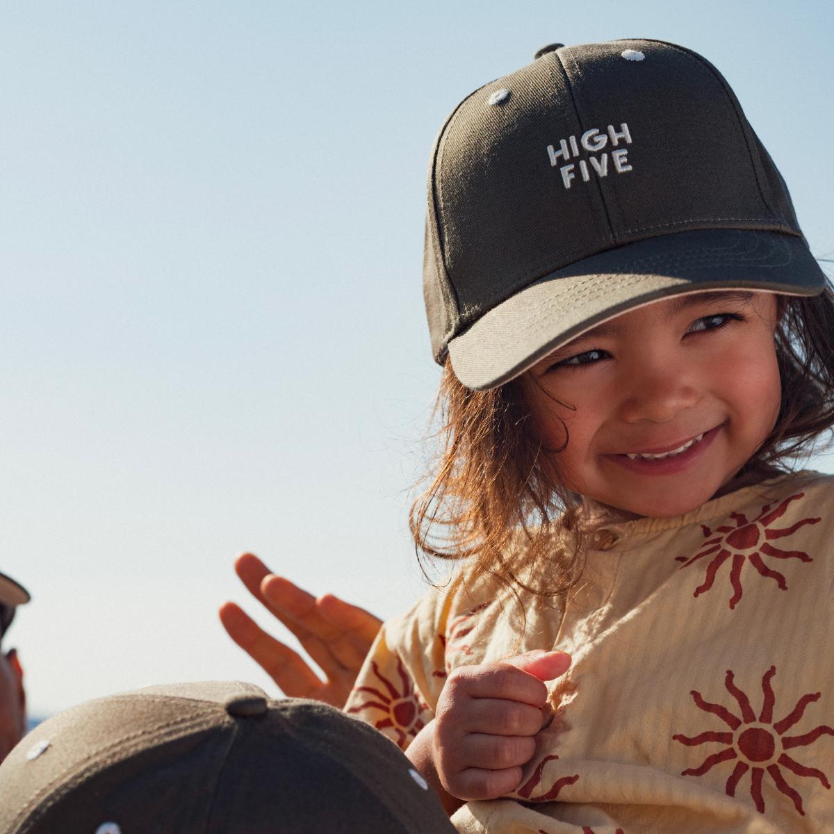 casquette-high-five-bebe-enfant-parent-chamaye-assorti-papa-maman-enfant-casquette-papa-fils-cadeau-naissance-maman-bebe-cadeau-original-famille-casquette-personnalisable-broderie