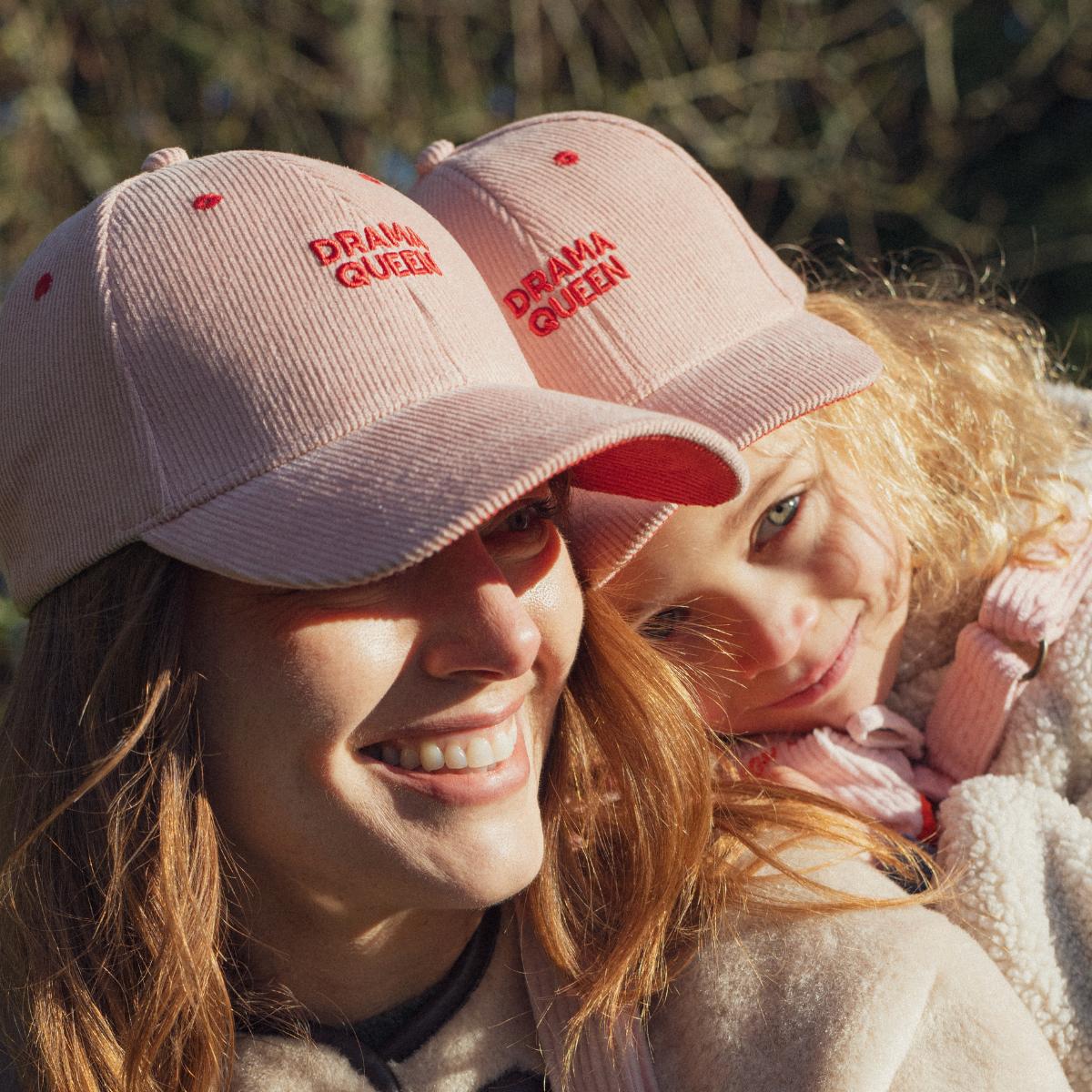 casquette-bebe-enfant-parent-chamaye-assorti-papa-maman-enfant-casquette-papa-fils-cadeau-fete-des-peres-casquette-mere-fille-cadeau-naissance-maman-bebe-cadeau-original-famille-casquette-personnalisable-broderie-drama-queen
