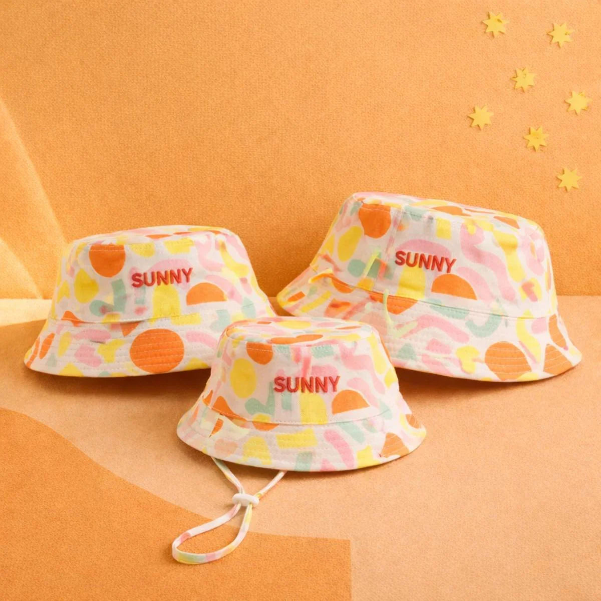 bob-bebe-enfant-parent-chamaye-assorti-papa-maman-enfant-bob-papa-fils-cadeau-fete-des-peres-casquette-mere-fille-cadeau-naissance-maman-bebe-cadeau-original-famille-bob-personnalisable-broderie-sunny-motif-multicolore