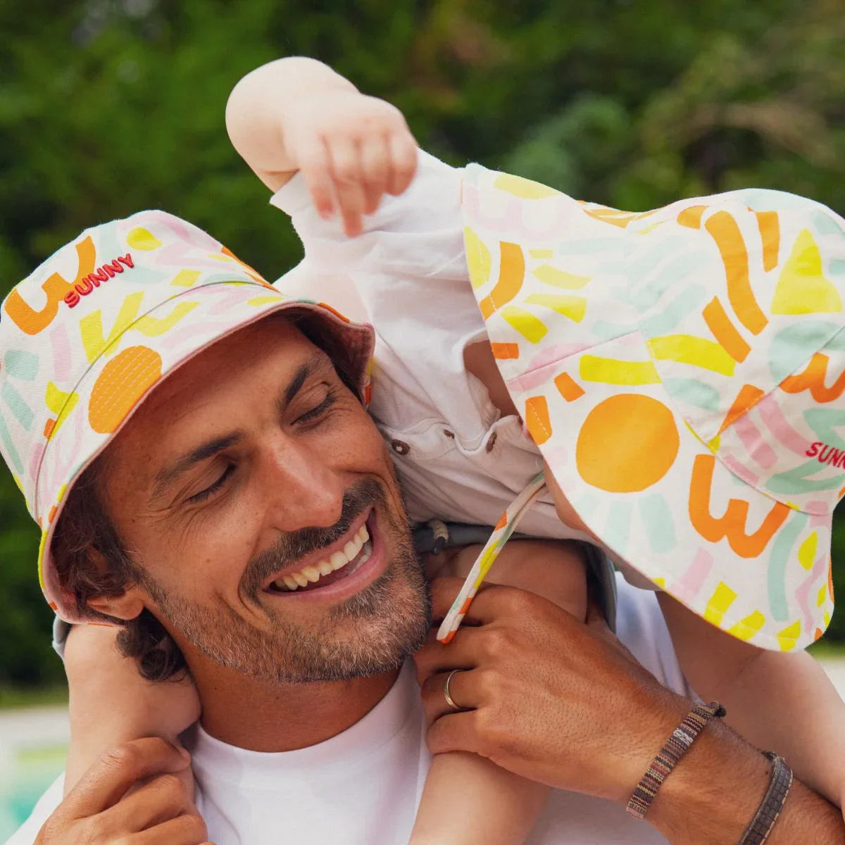 bob-bebe-enfant-parent-chamaye-assorti-papa-maman-enfant-bob-papa-fils-cadeau-fete-des-peres-casquette-mere-fille-cadeau-naissance-maman-bebe-cadeau-original-famille-bob-personnalisable-broderie-sunny-motif-multicolore