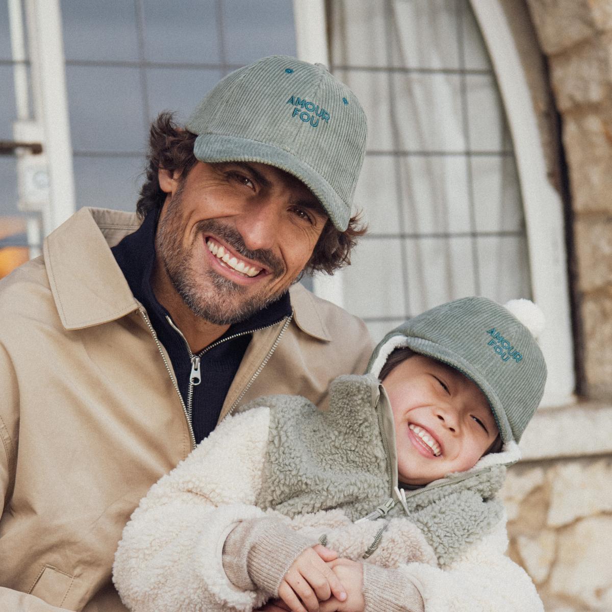 chapka-bebe-enfant-chamaye-assorti-papa-maman-enfant-casquette-papa-fils-cadeau-fete-des-peres-casquette-mere-fille-cadeau-naissance-maman-bebe-cadeau-original-famille-casquette-personnalisable-broderie-amour-fou-vert