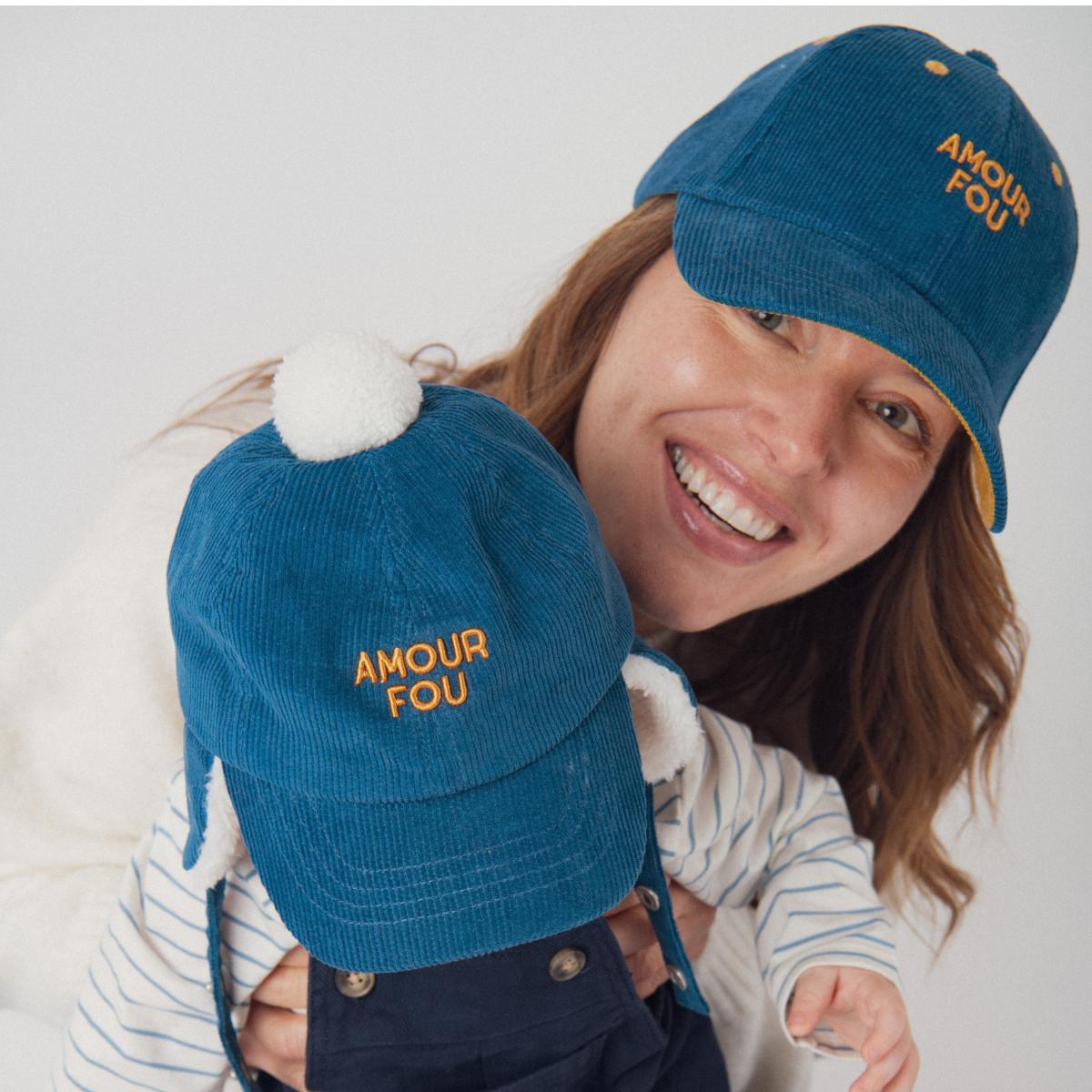 chapka-bebe-enfant-chamaye-assorti-papa-maman-enfant-casquette-papa-fils-cadeau-fete-des-peres-casquette-mere-fille-cadeau-naissance-maman-bebe-cadeau-original-famille-casquette-personnalisable-broderie-amour-fou-bleu