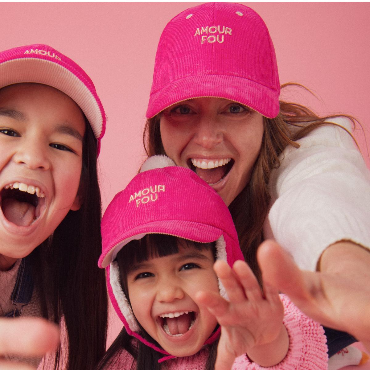 casquette-bebe-enfant-parent-chamaye-assorti-papa-maman-enfant-casquette-papa-fils-cadeau-fete-des-peres-casquette-mere-fille-cadeau-naissance-maman-bebe-cadeau-original-famille-casquette-personnalisable-broderie-amour-fou-rose