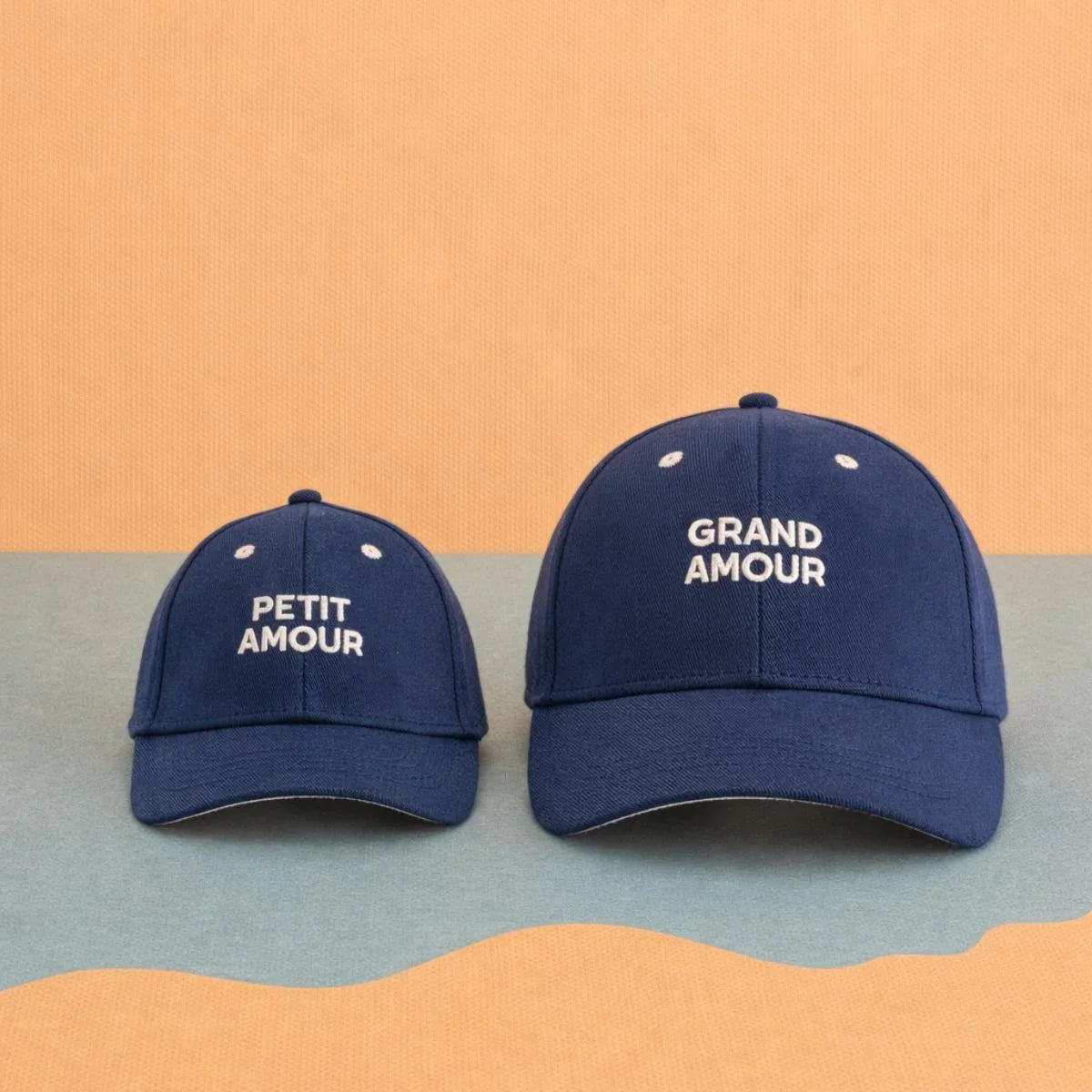 casquette-bebe-enfant-parent-chamaye-assorti-papa-maman-enfant-casquette-papa-fils-cadeau-fete-des-peres-casquette-mere-fille-cadeau-naissance-maman-bebe-cadeau-original-famille-casquette-personnalisable-broderie-grand-amour