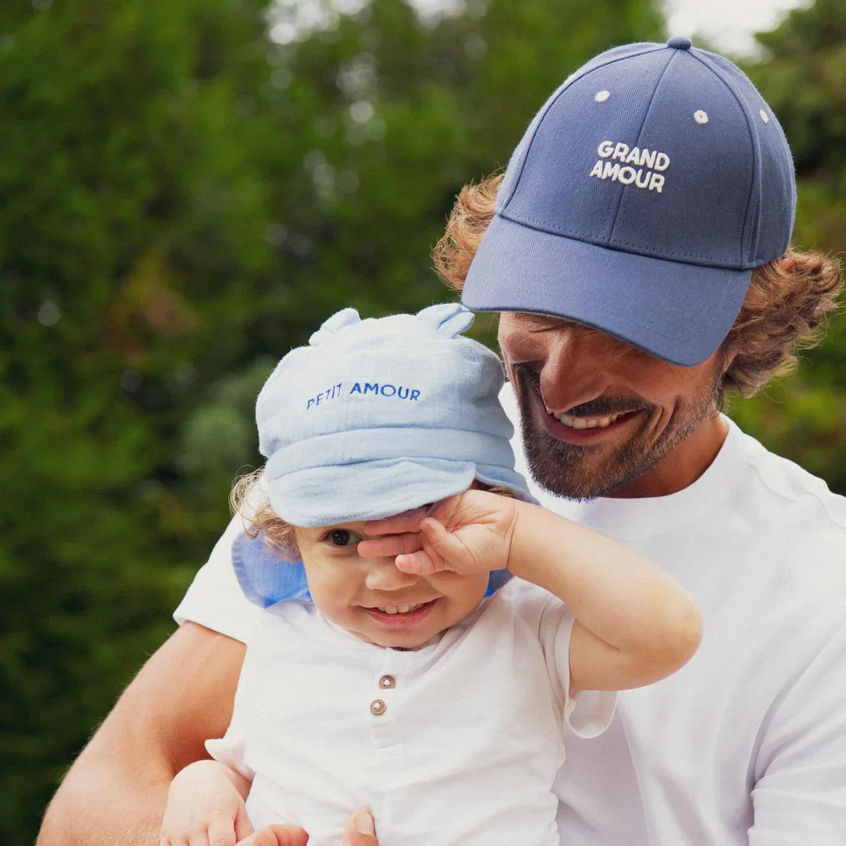 chapeau-bebe-enfant-soleil-chamaye-assorti-papa-maman-enfant-casquette-papa-fils-cadeau-fete-des-peres-casquette-mere-fille-cadeau-naissance-maman-bebe-cadeau-original-famille-casquette-personnalisable-broderie-petit-amour