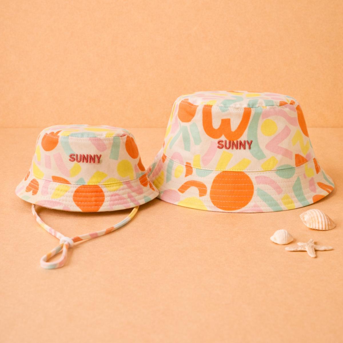 bob-bebe-enfant-parent-chamaye-assorti-papa-maman-enfant-bob-papa-fils-cadeau-fete-des-peres-casquette-mere-fille-cadeau-naissance-maman-bebe-cadeau-original-famille-bob-personnalisable-broderie-sunny-motif-multicolore