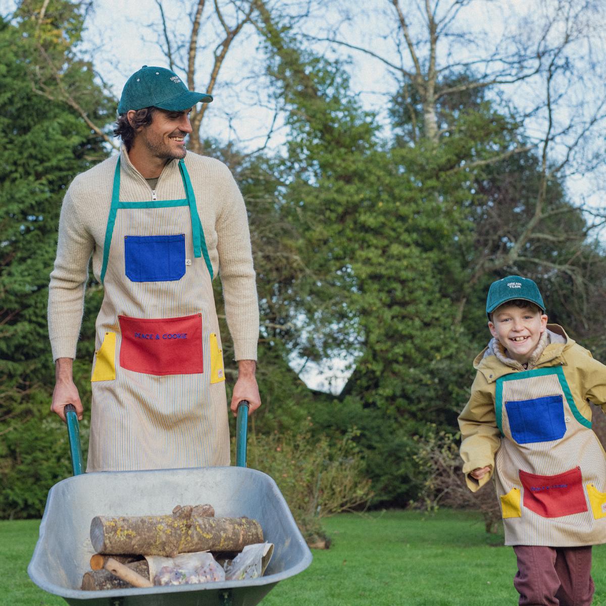  tablier-enfant-papa-maman-chamaye-assorti-parent-enfant-tablier-papa-fils-cadeau-fete-des-peres-bonnet-mere-fille-cadeau-naissance-maman-matchy-matchy-cadeau-original-famille-broderie-peace-and-cookie