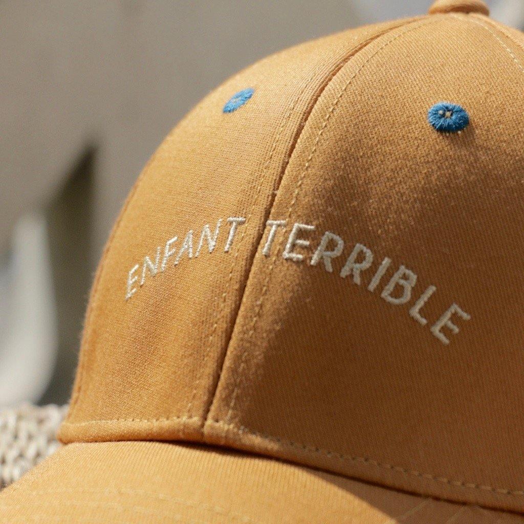 casquette-bebe-enfant-duo-parent-enfant-broderie-enfant-terrible-taille-bebe-couleur-moutarde-protection-solaire-bebe-ete-chamaye-cadeau-de-naissance-papa-maman-bebe-famille