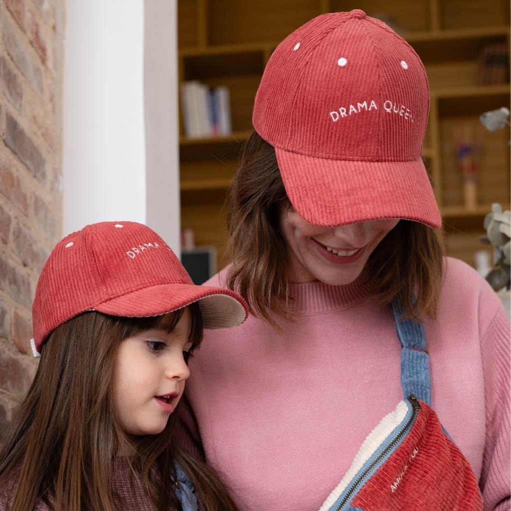 casquette-bebe-enfant-parent-chamaye-assorti-papa-maman-enfant-casquette-papa-fils-cadeau-fete-des-peres-casquette-mere-fille-cadeau-naissance-maman-bebe-cadeau-original-famille-casquette-personnalisable-broderie-drama-queen