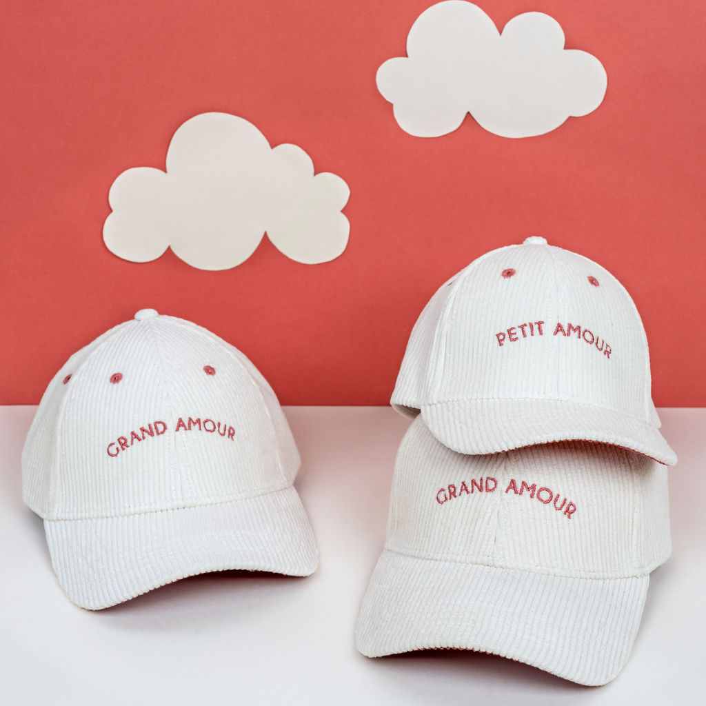 casquette-bebe-enfant-parent-chamaye-assorti-papa-maman-enfant-casquette-papa-fils-cadeau-fete-des-peres-casquette-mere-fille-cadeau-naissance-maman-bebe-cadeau-original-famille-casquette-personnalisable-broderie-cosmic-girl-cadeau-jeune-maman-maternite-cadeau-naissance-original-jeune-parent-casquette-fille-rose-velours-cotelemarque-francaise-production-ecoresponsable 
