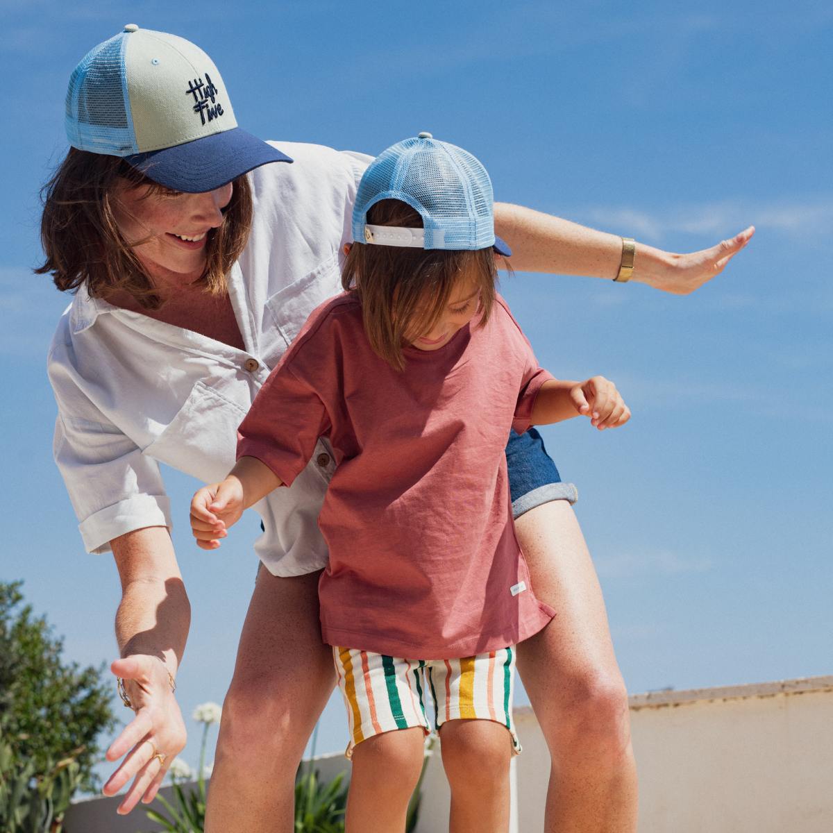 casquette-high-five-bebe-enfant-parent-chamaye-assorti-papa-maman-enfant-cabas-papa-fils-cadeau-naissance-maman-bebe-cadeau-original-famille-casquette-brodée-personnalisable-broderie