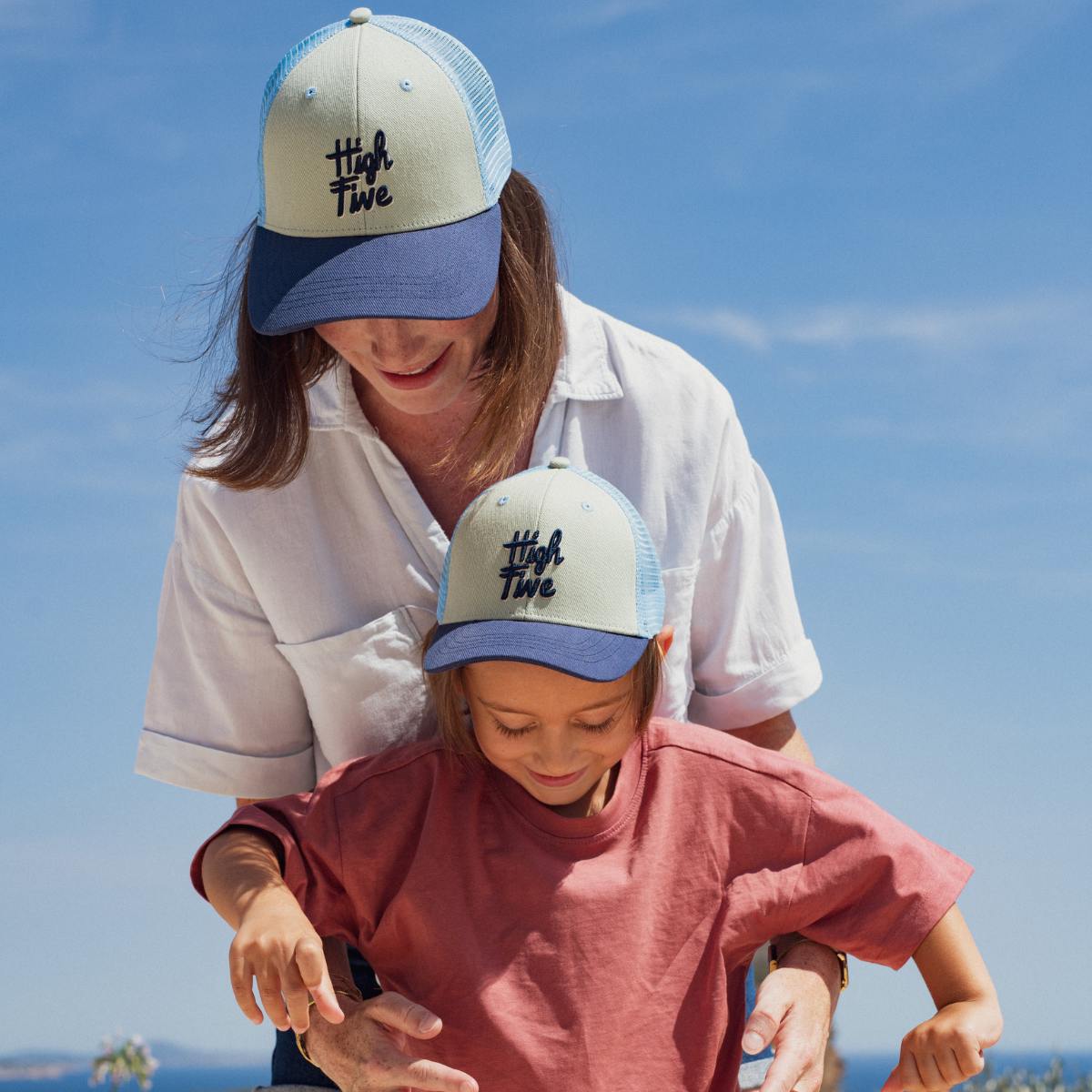 casquette-high-five-bebe-enfant-parent-chamaye-assorti-papa-maman-enfant-cabas-papa-fils-cadeau-naissance-maman-bebe-cadeau-original-famille-casquette-brodée-personnalisable-broderie