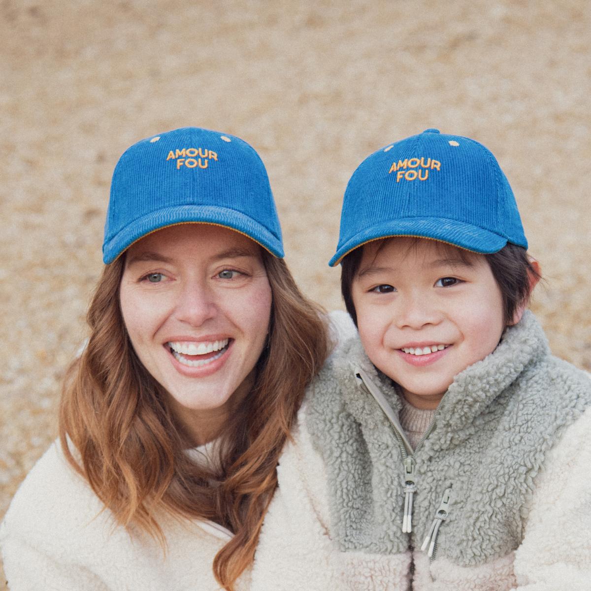 casquette-bebe-enfant-parent-chamaye-assorti-papa-maman-enfant-casquette-papa-fils-cadeau-fete-des-peres-casquette-mere-fille-cadeau-naissance-maman-bebe-cadeau-original-famille-casquette-personnalisable-broderie-amour-fou-bleu