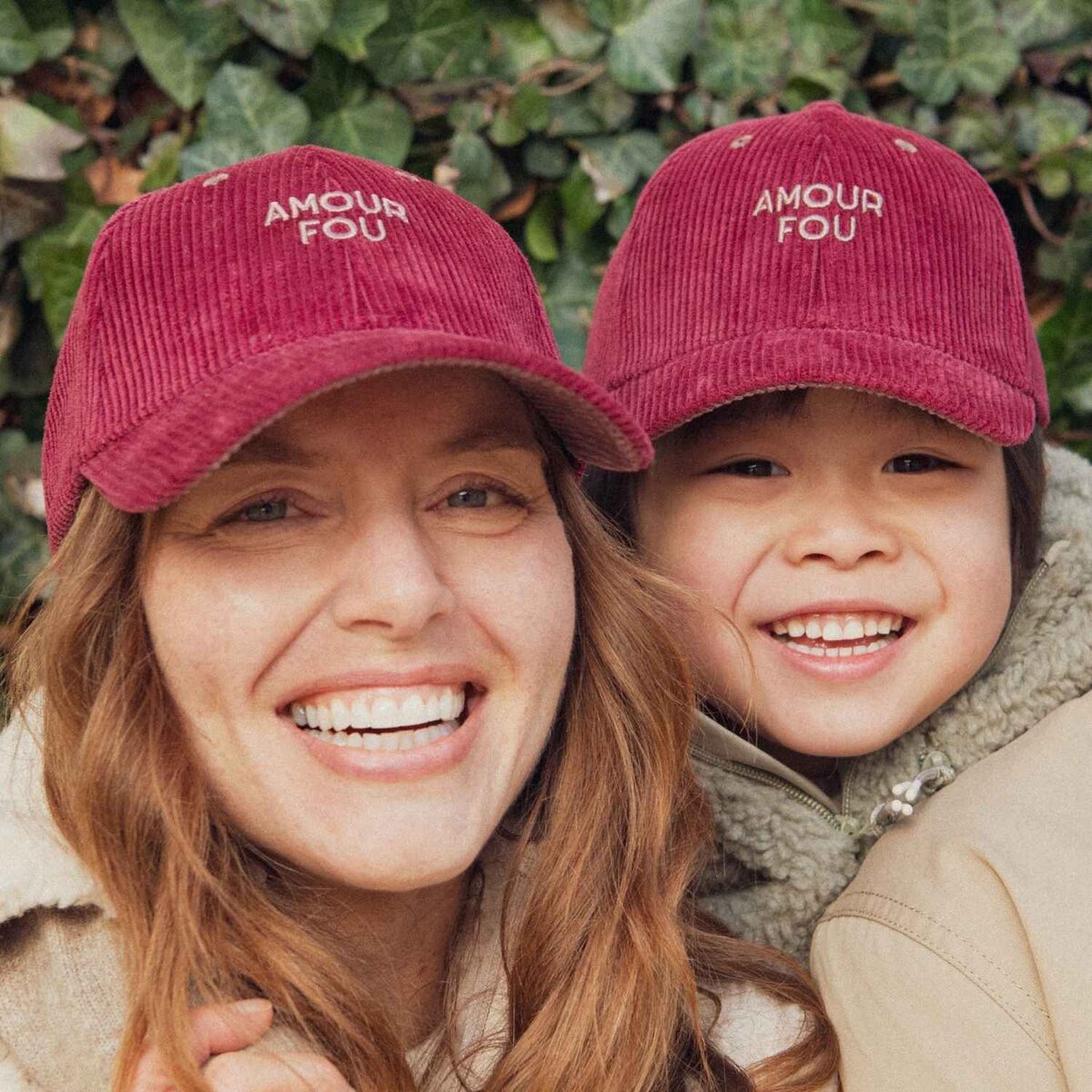 casquette-bebe-enfant-parent-chamaye-assorti-papa-maman-enfant-casquette-papa-fils-cadeau-fete-des-peres-casquette-mere-fille-cadeau-naissance-maman-bebe-cadeau-original-famille-casquette-personnalisable-broderie-amour-fou-bordeaux